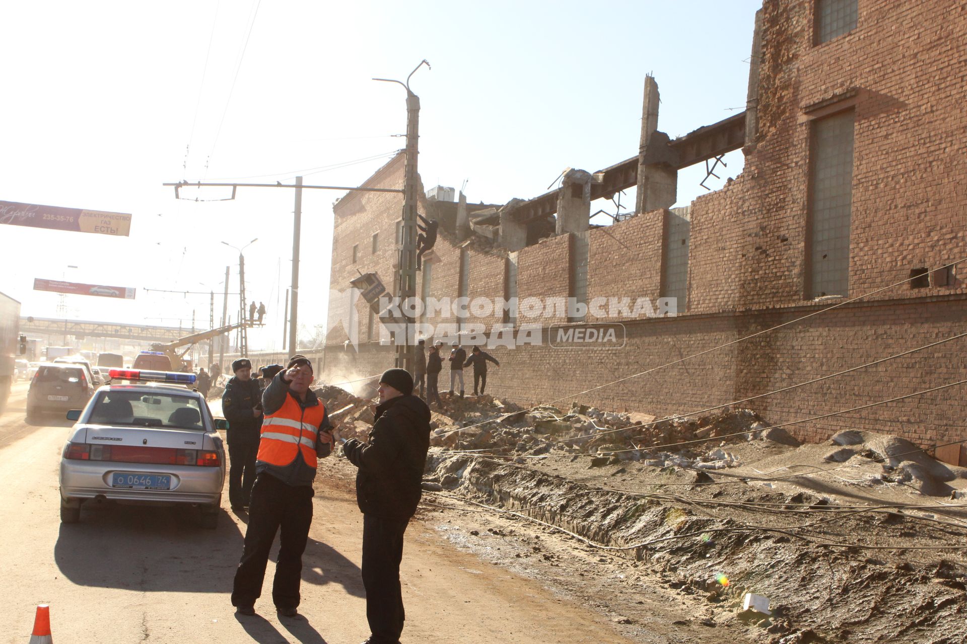 Последствия падения метеорита. Работа полиции на месте разрушения фасада здания завода в Челябинске.