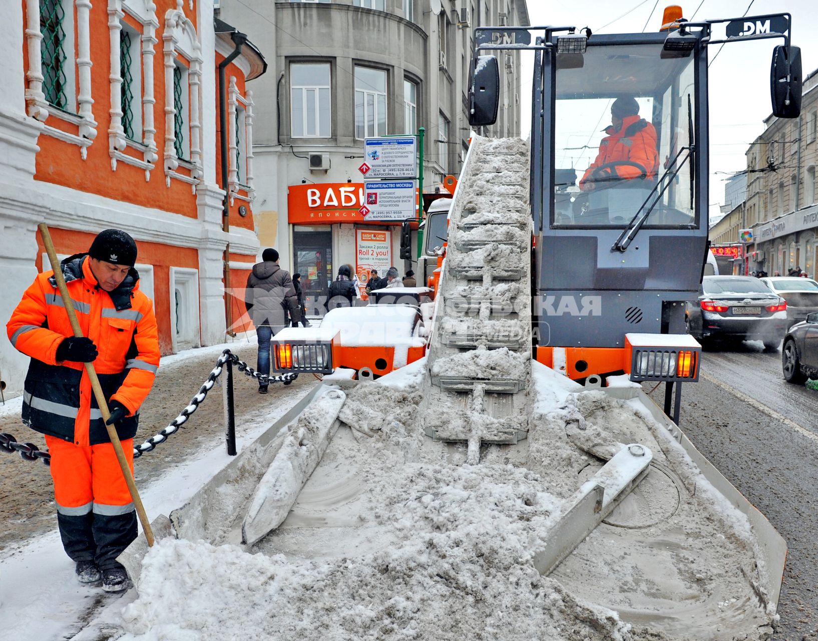 Последствия снегопада. На снимке: снегоуборочная техника на улицах города.