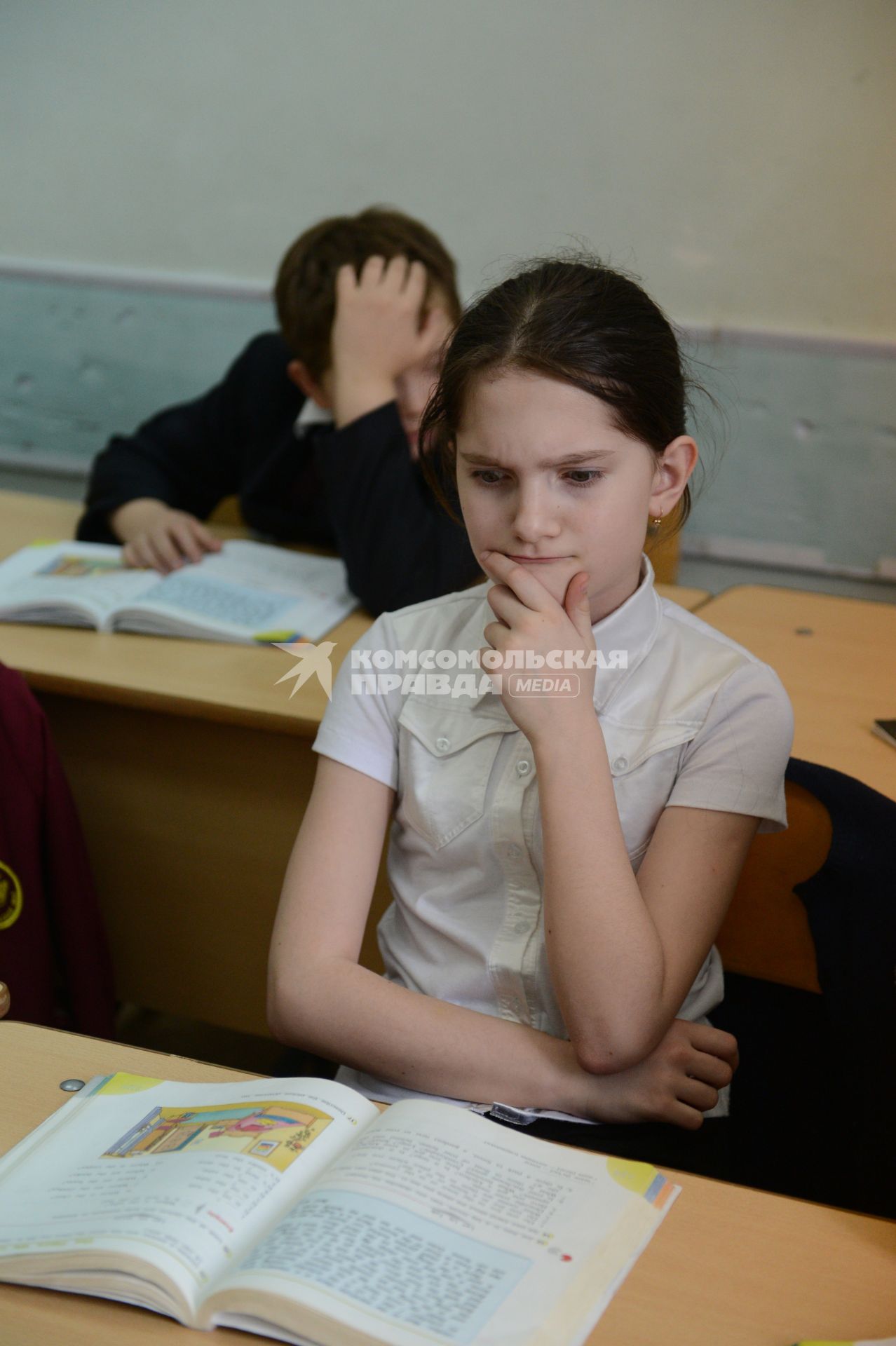 Оренбургскя гимназия. На снимке: учащиеся на уроке английского языка.