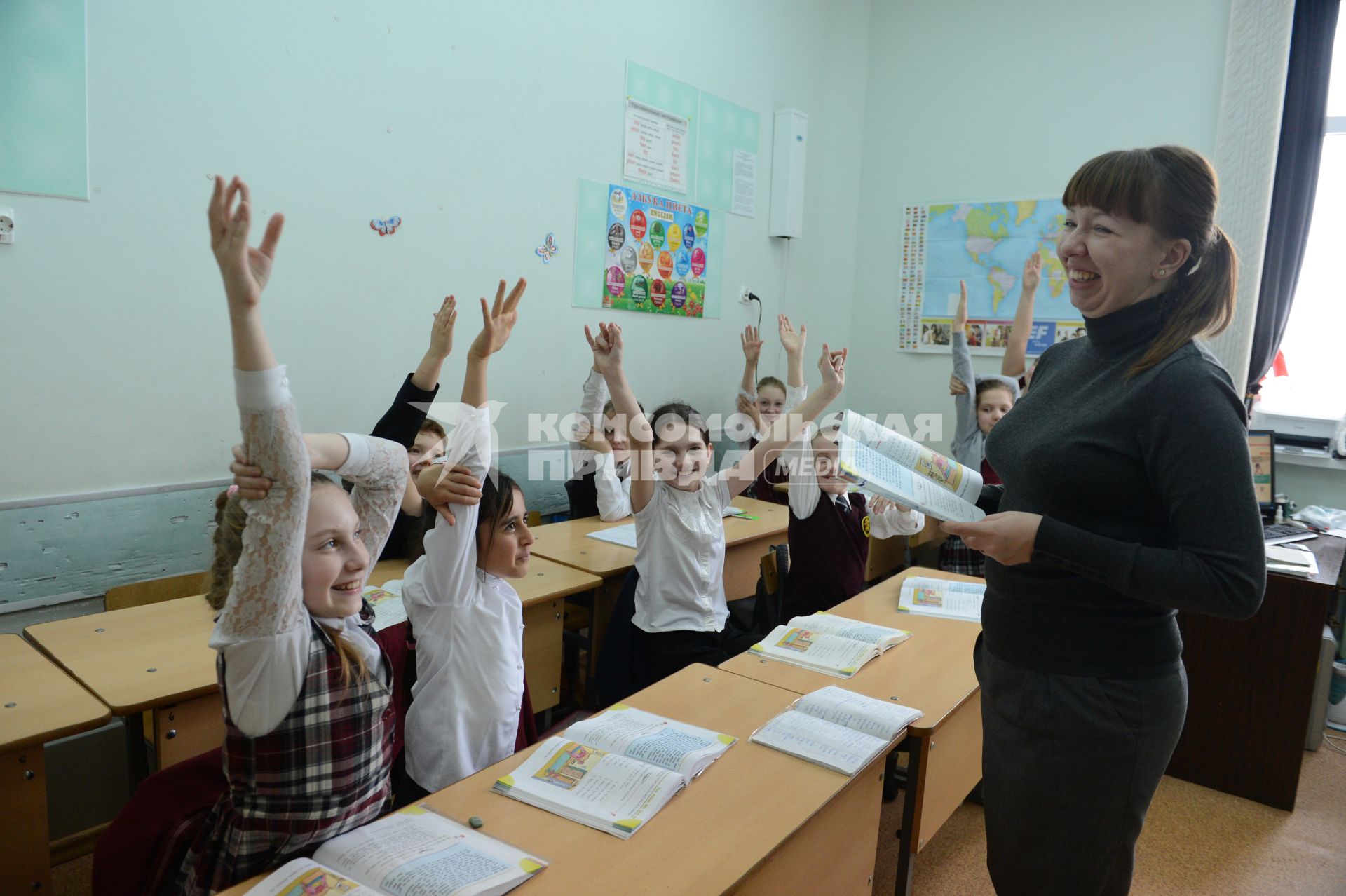 Оренбургскя гимназия. На снимке: учащиеся на уроке английского языка.