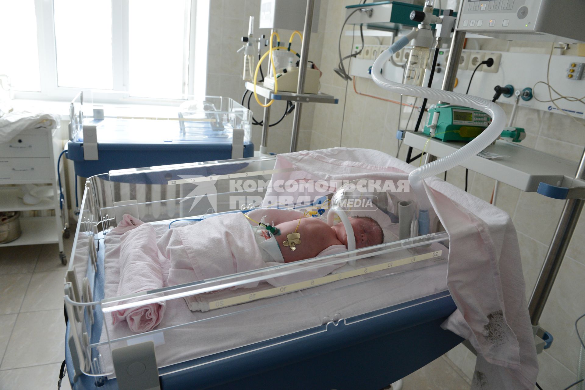 Акушерский стационар. Новое отделение реанимации новорожденных. На снимке: новорожденный в инкубаторе.