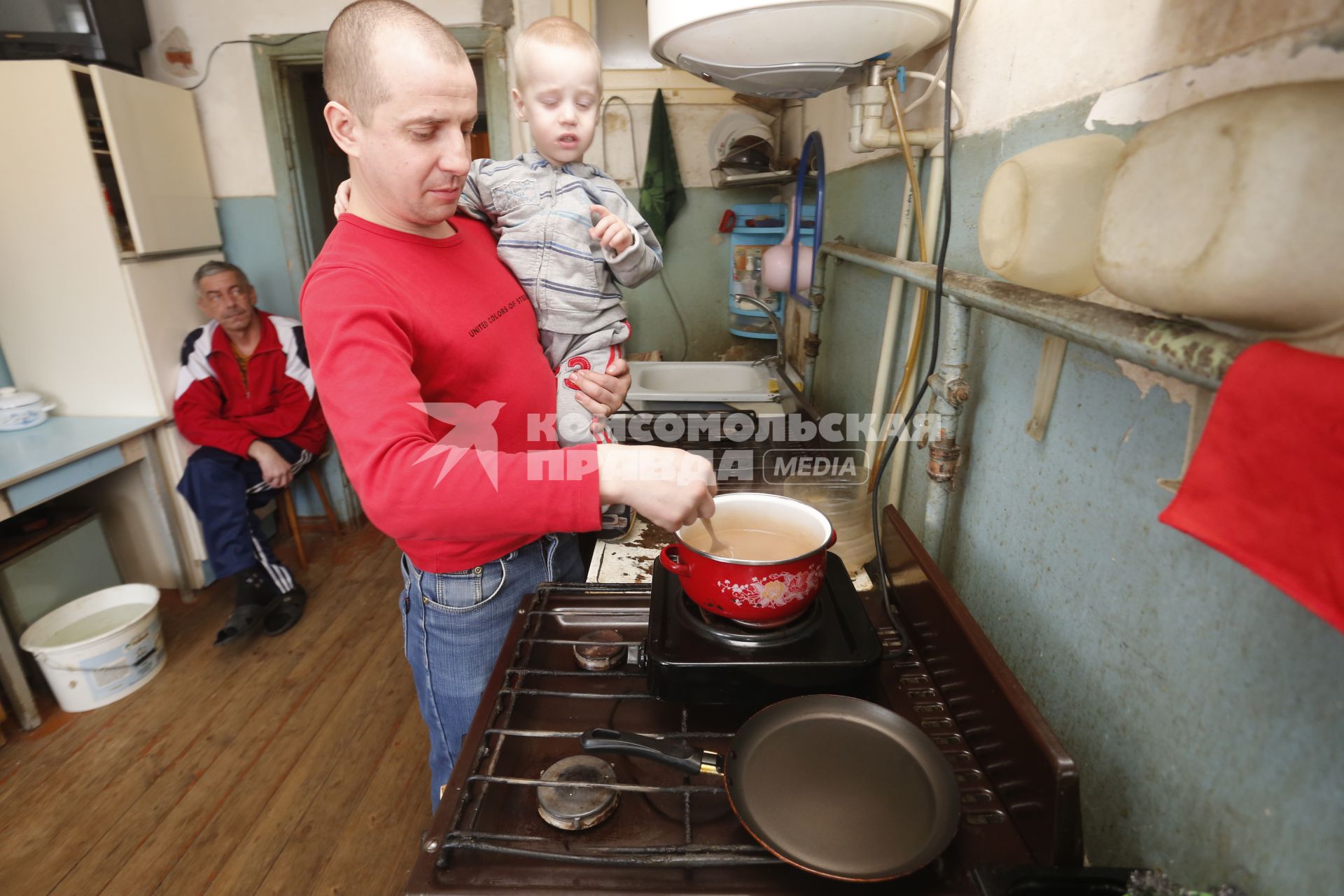 Мужчина с сыном готовят еду.