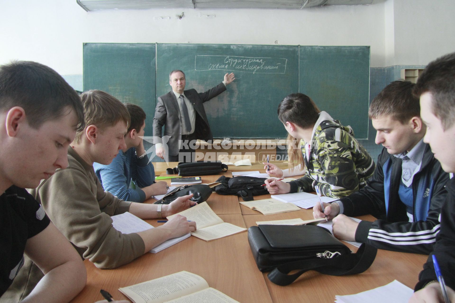 Алтайский государственный технический университет ( АлтГТУ ). На снимке: юноши студенты на практических занятиях.