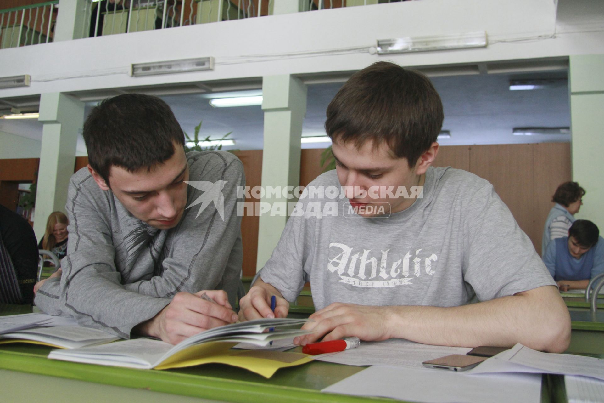 Алтайский государственный технический университет ( АлтГТУ ). На снимке: студенты в научной библиотеке.