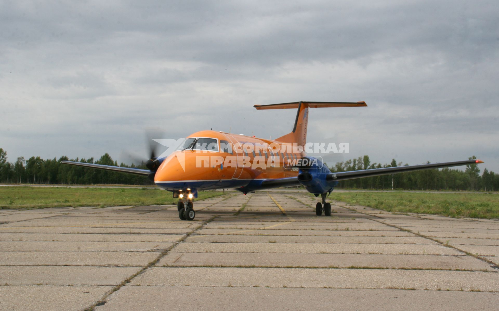 Турбовинтовой пассажирский самолёт EMBRAER-120 авиакомпании `Регион-Авиа`.