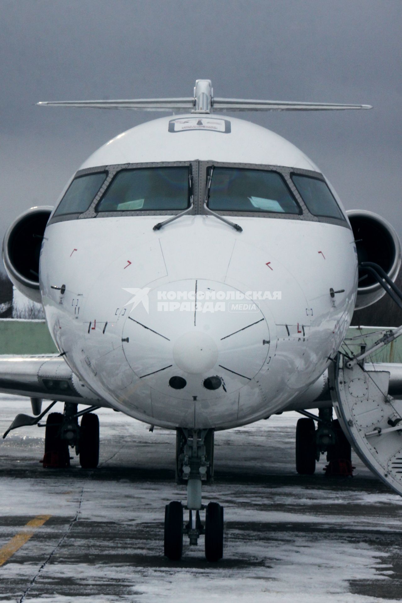 Пассажирский самолет Bombardier CRG-200 авиакомпании `РусЛайн`.