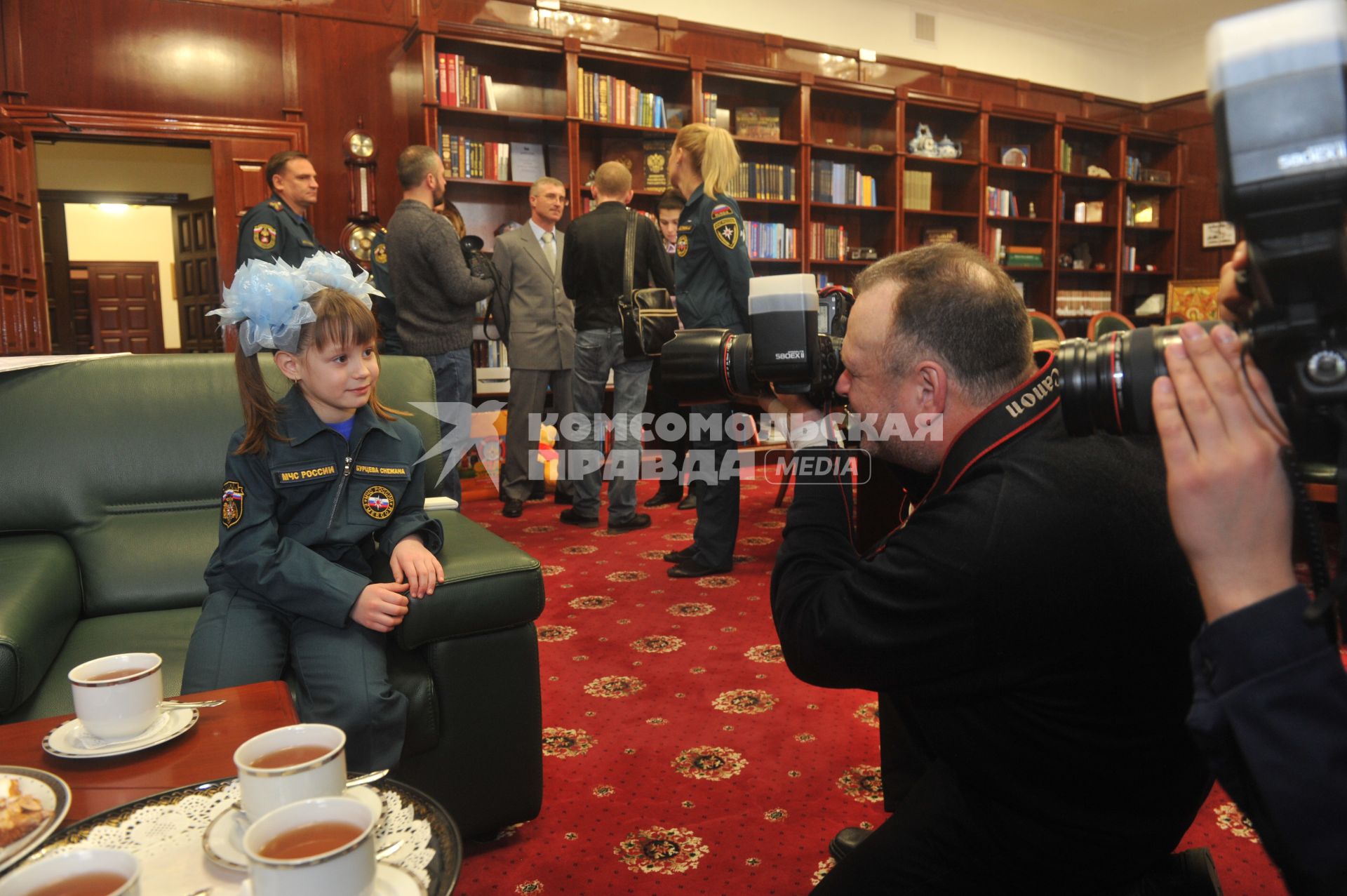 Первоклассница Снежана Бурцева, получившая форму спасателя, во время встречи с министром РФ по делам гражданской обороны, чрезвычайным ситуациям и ликвидации последствий стихийных бедствий Владимиром Пучковым.