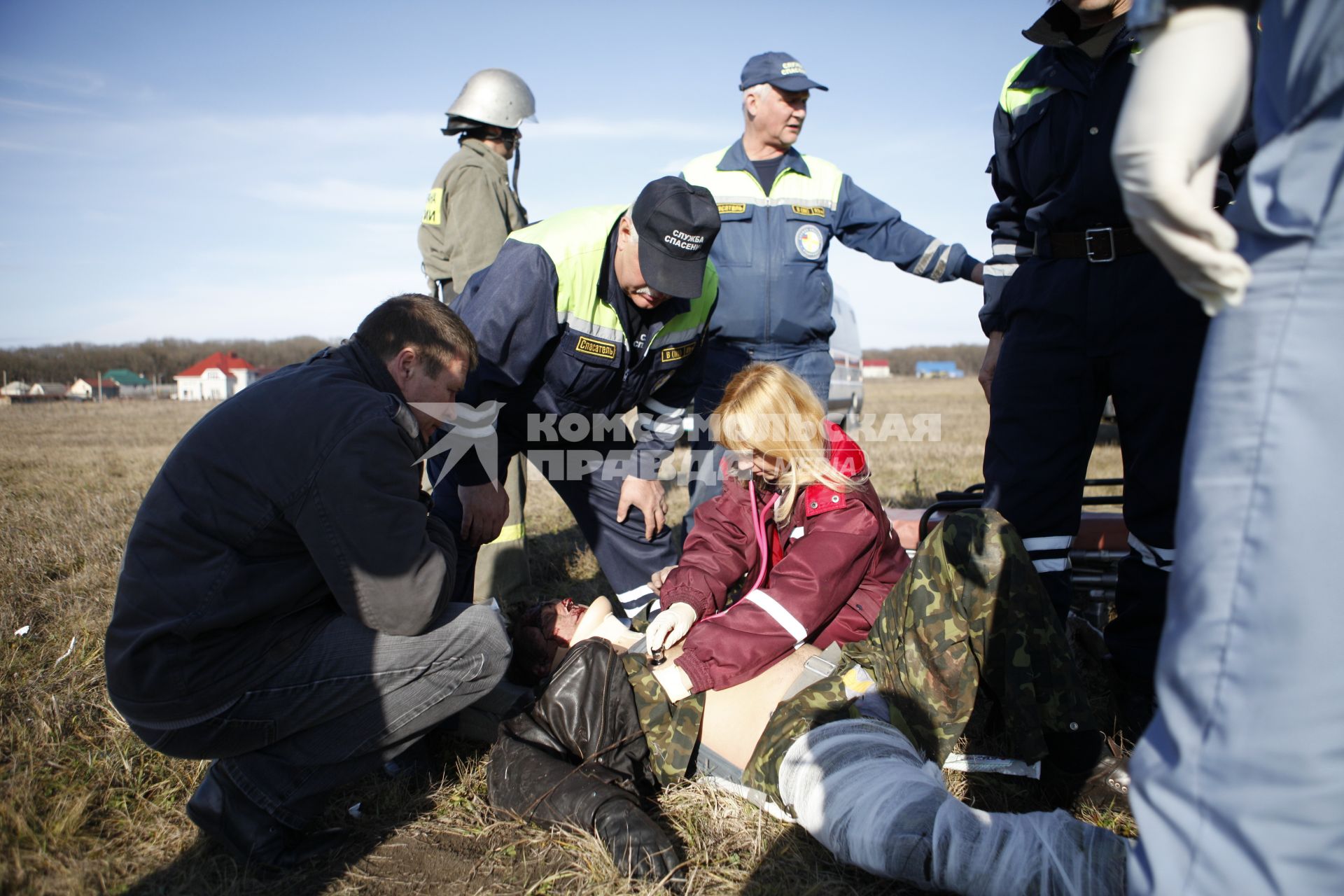 На аэродроме РОСТО Ставрополя потерпел крушение спортивный самолет `Синтал`. На снимке: потерпевшему оказывают помощь.