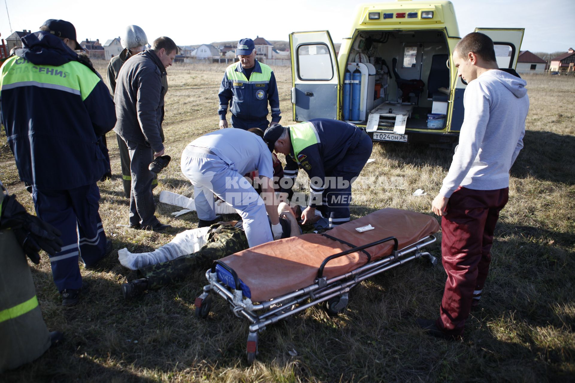 На аэродроме РОСТО Ставрополя потерпел крушение спортивный самолет `Синтал`. На снимке: оказание медицинской помощи пострадавшим.