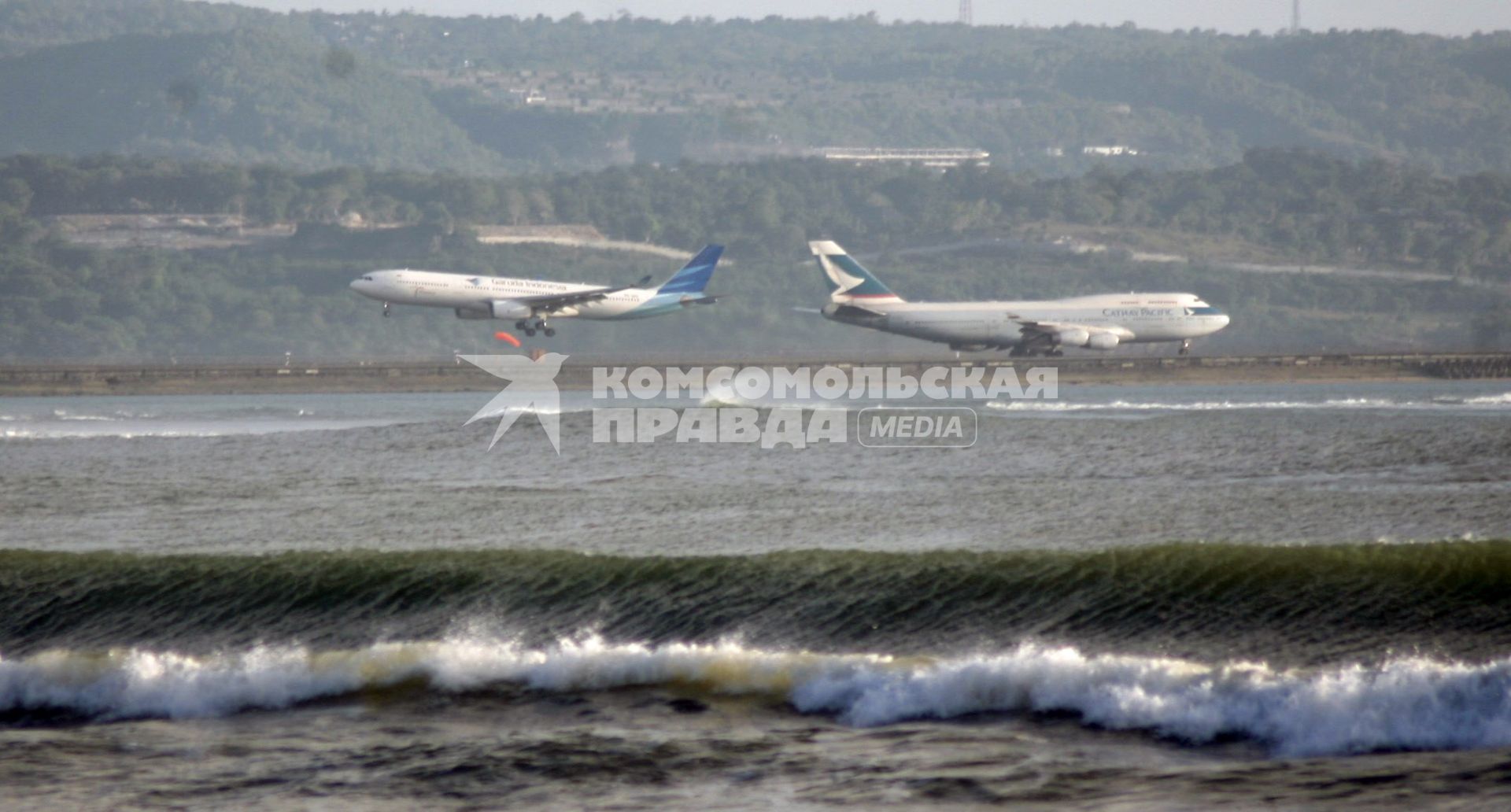 аэропорт Бали Индонезия денпасар  Bali Airport (Ngurah Rai) Denpasar . самолет садиться прям над океаном