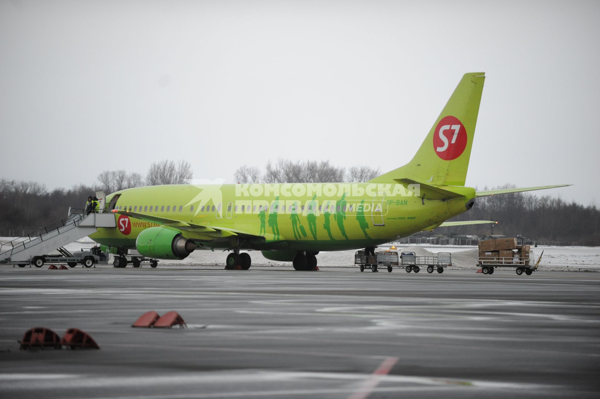 Самолет боинг 737-400 авиакомпании s7 в Калининграде