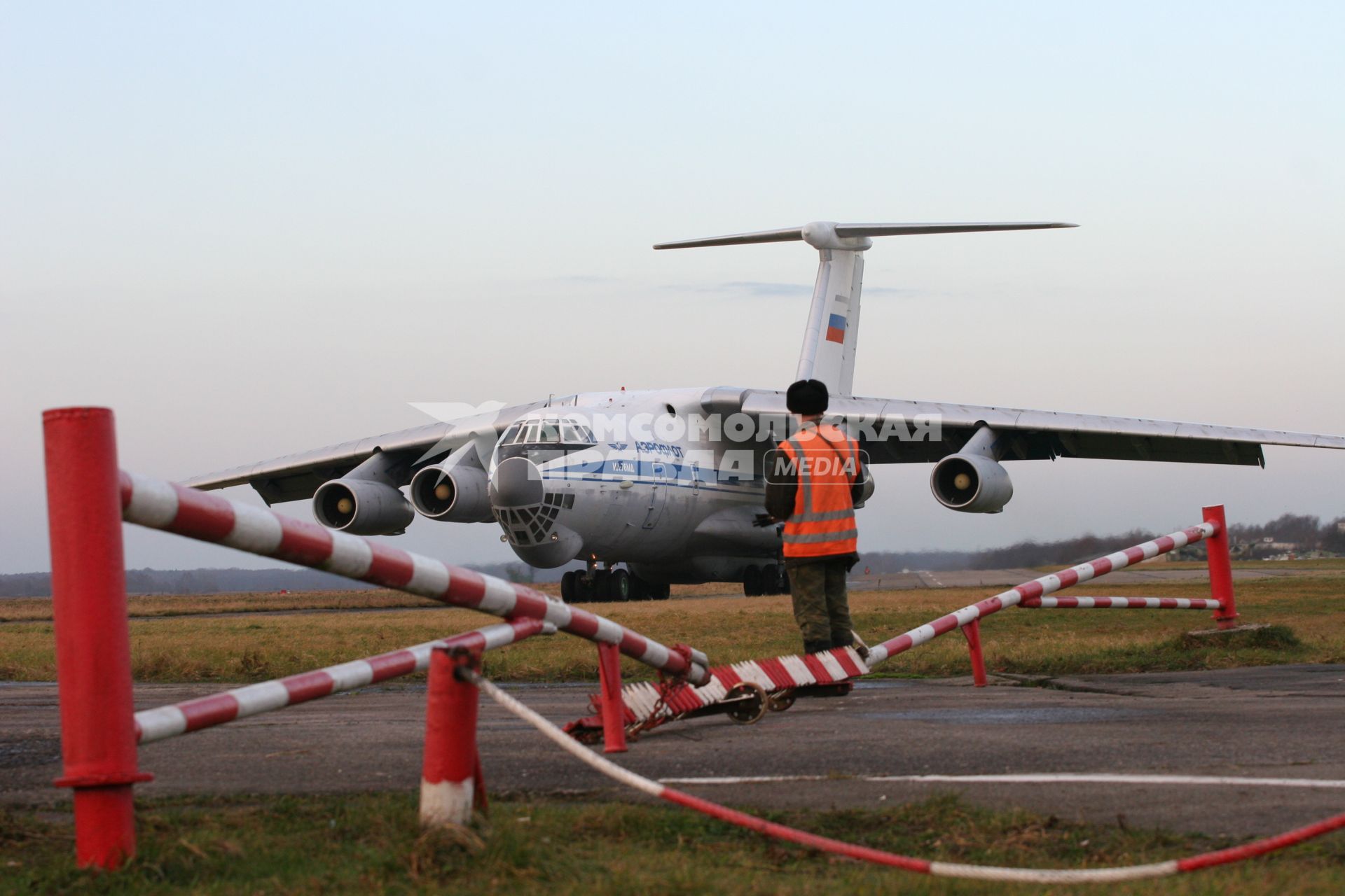 Самолет ил-76 мд в аэропорту Чкаловск в Калининграде