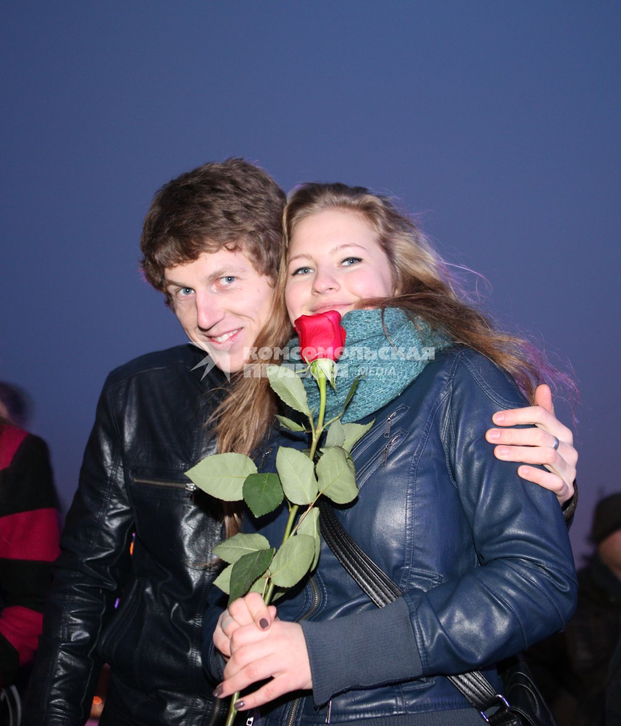 Юноша и девушка с цветком розы.
