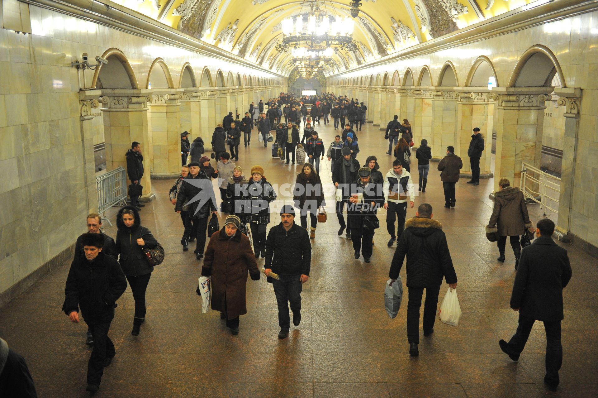 Московский метрополитен. Вестибюль станции `Комсомольская`.