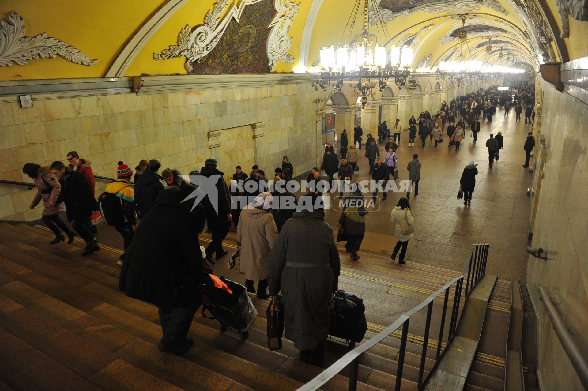 Московский метрополитен. Вестибюль станции `Комсомольская`.