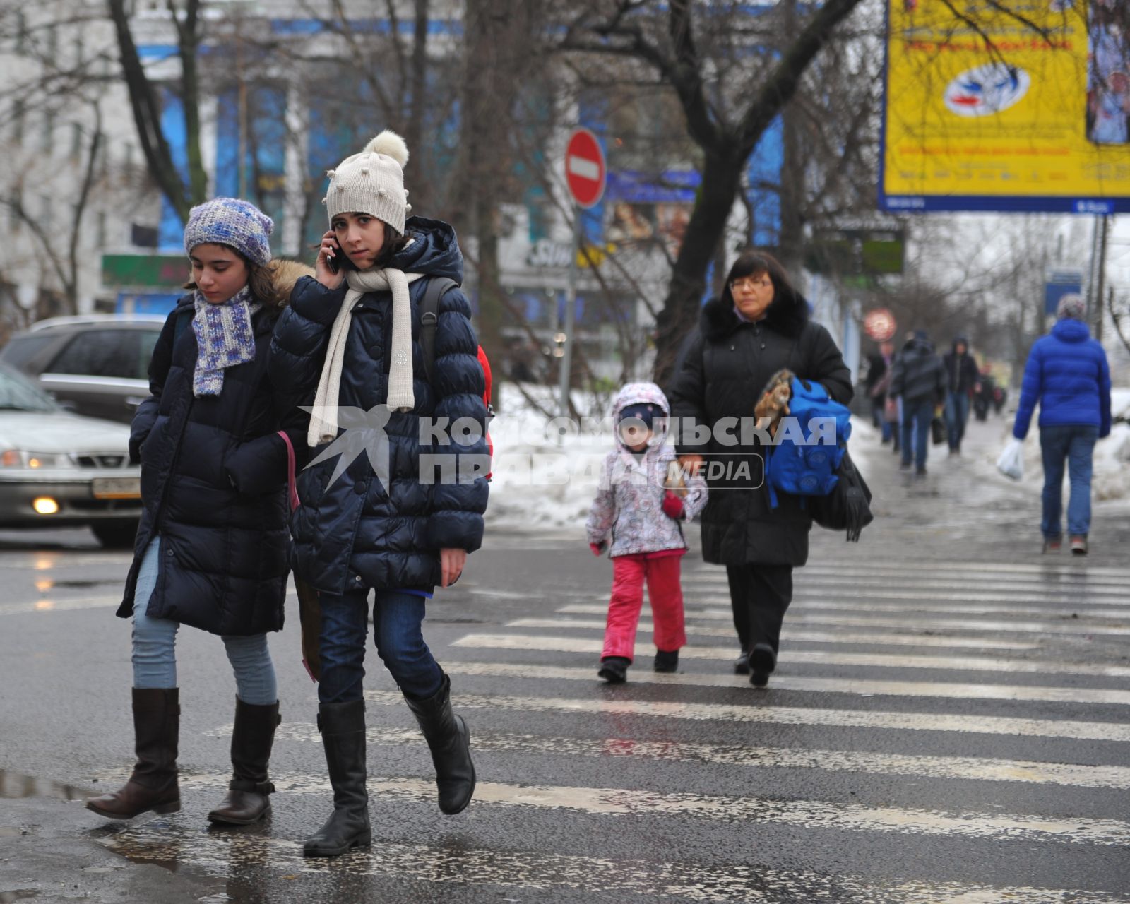 Зубовский бульвар. Люди переходят проезжую часть по пешеходному переходу.