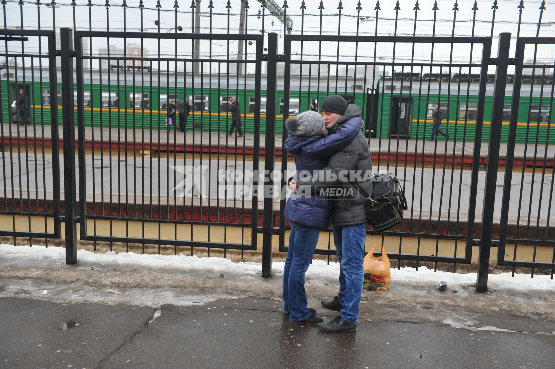 Ленинградский вокзал. Пара целуется на перроне.