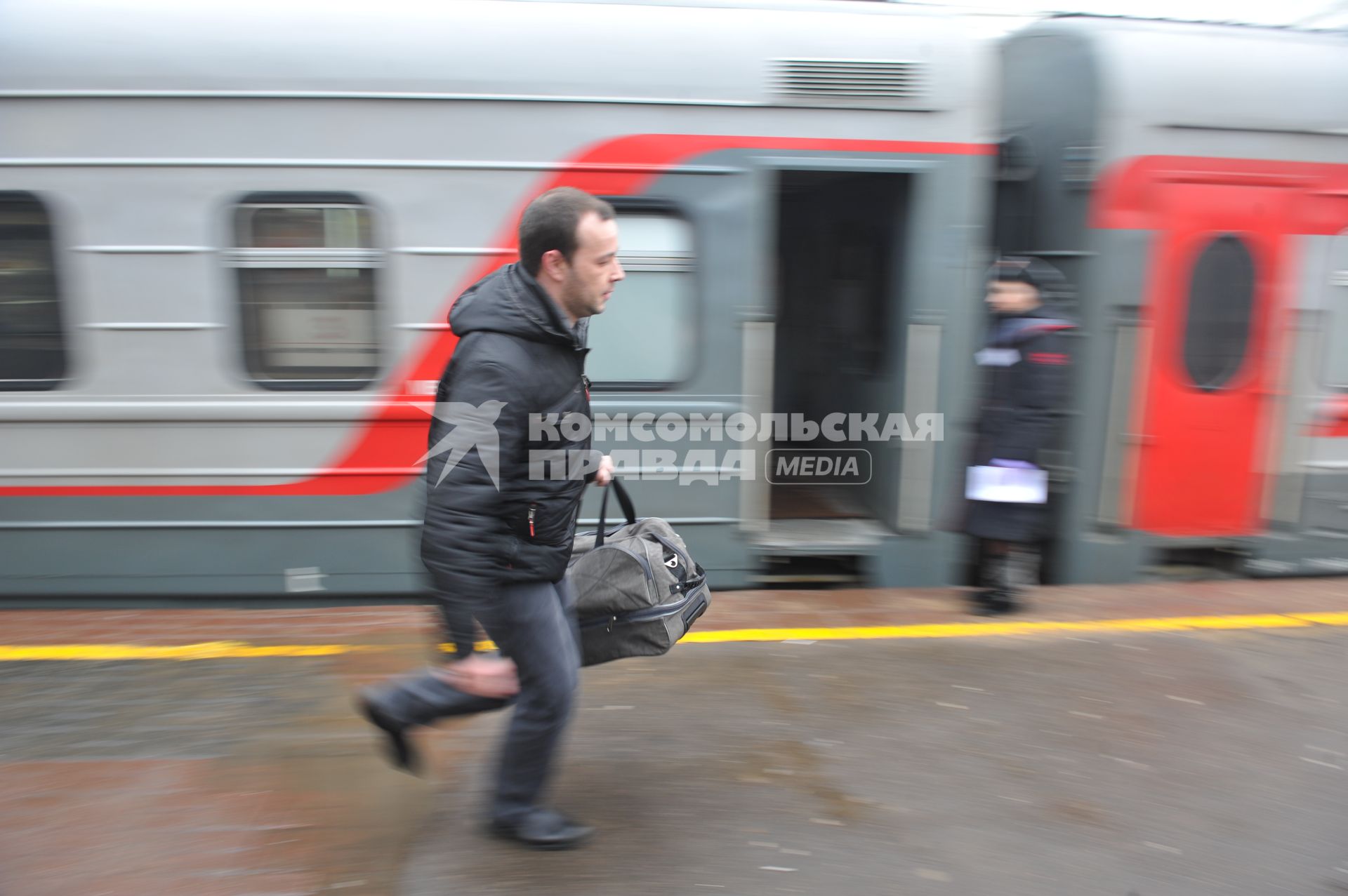 Ленинградский вокзал. Мужчина бежит по перрону.