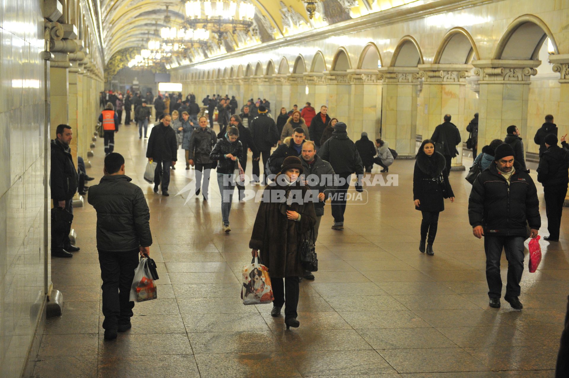 Московский метрополитен. Вестибюль станции `Комсомольская`.