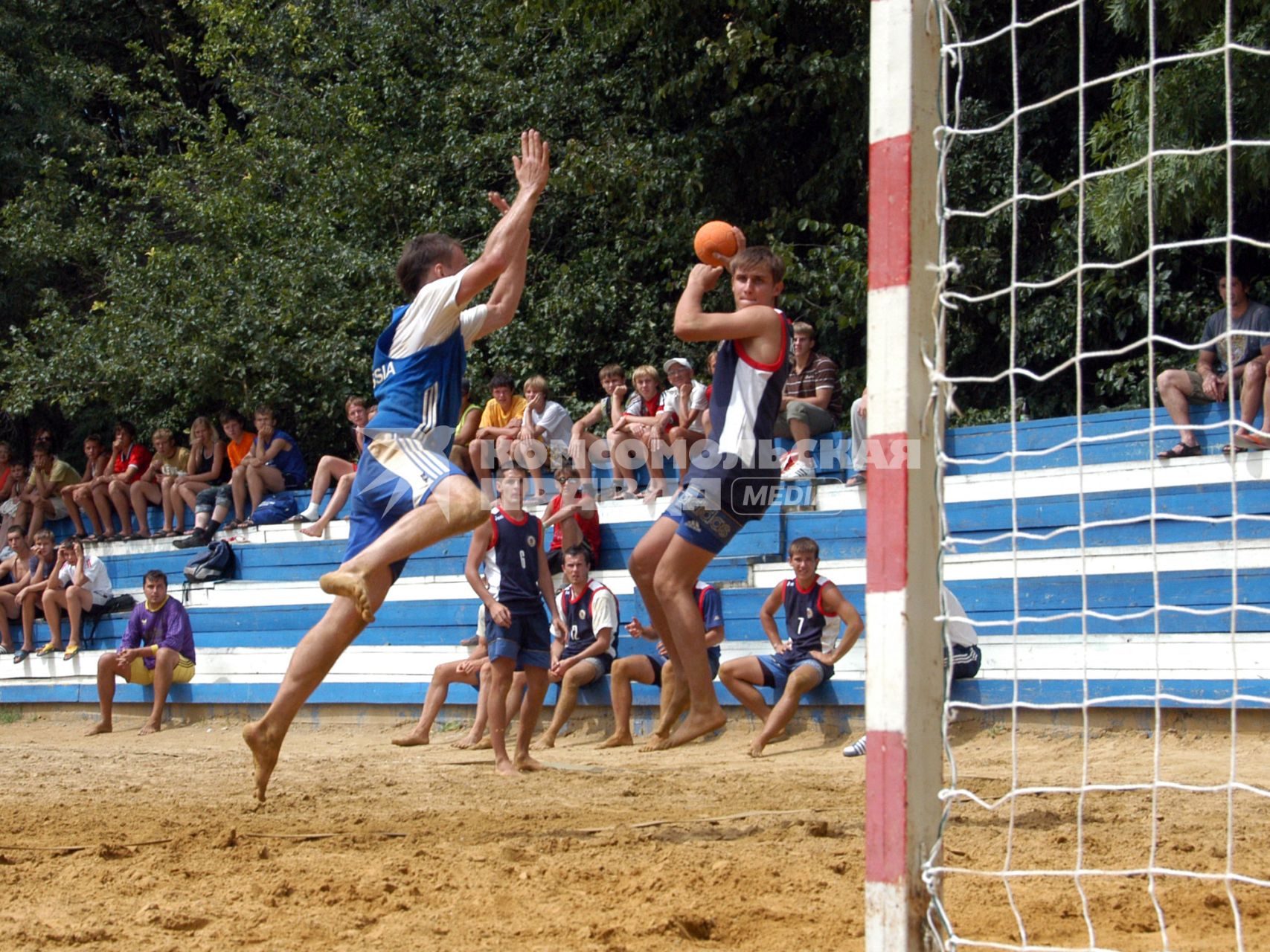 Соревнования по пляжному гандболу в Ставрополе. На снимке: эпизод матча.