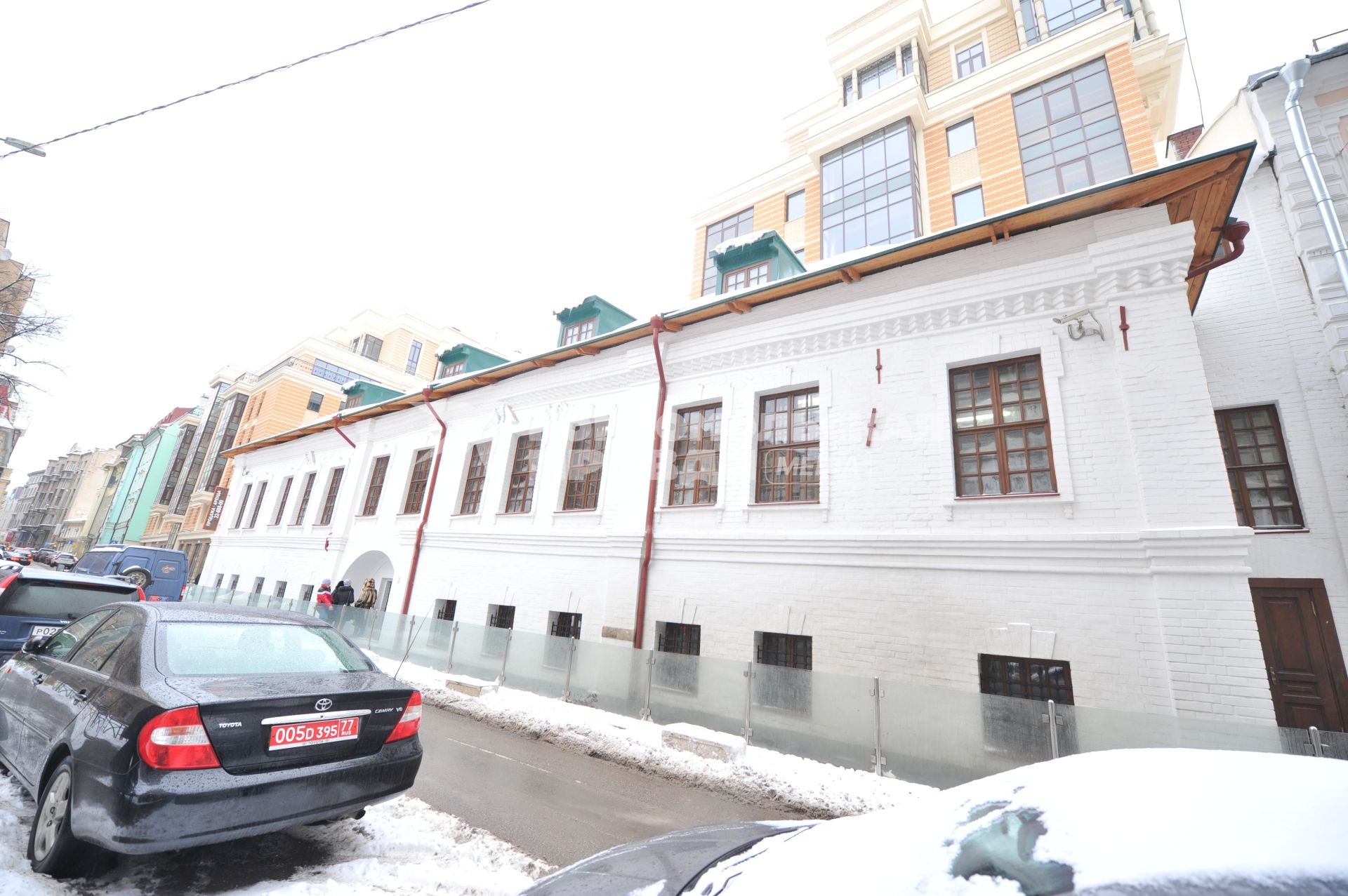 Конкурс `Московская реставрация - 2012`. Афанасьевский переулок. Конкурсный объект \"Жилой дом Зиновьевых-Юсуповых\". Реставраторы развернули крыльцо в сторону улицы.