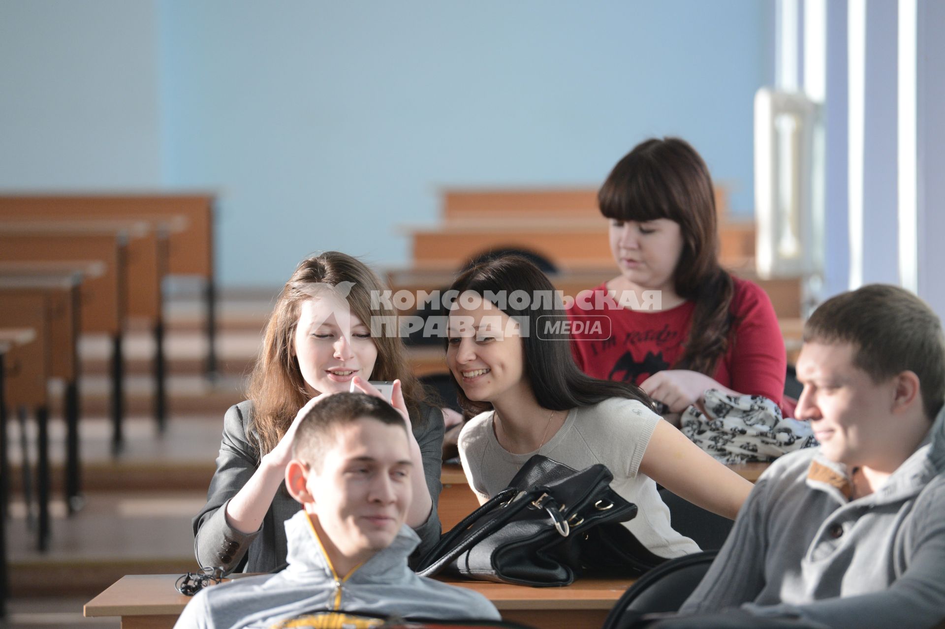 Оренбургский государственный университет. На снимке: студенты перед началом лекции.