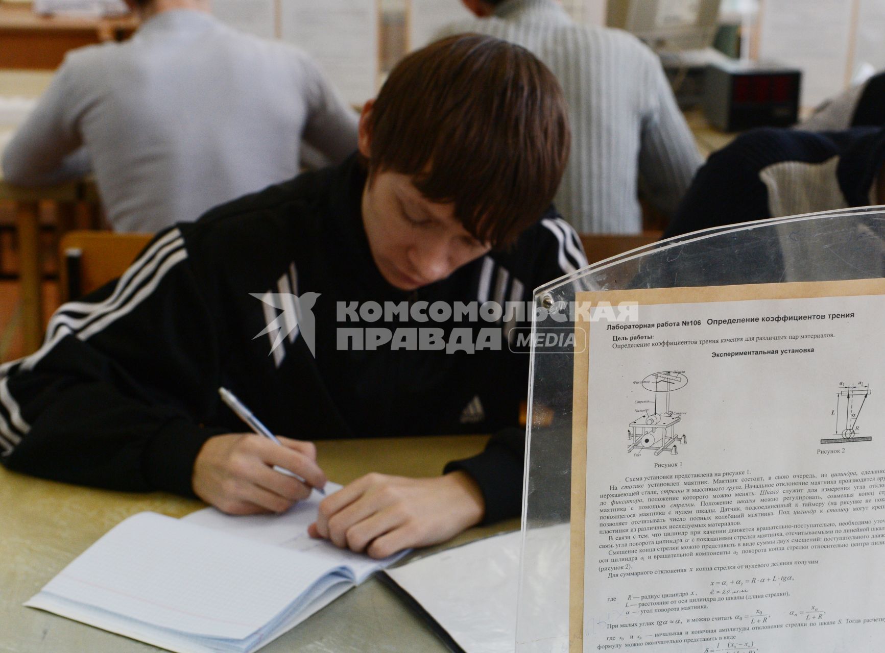 Оренбургский государственный университет. На снимке: студент во время лекции.