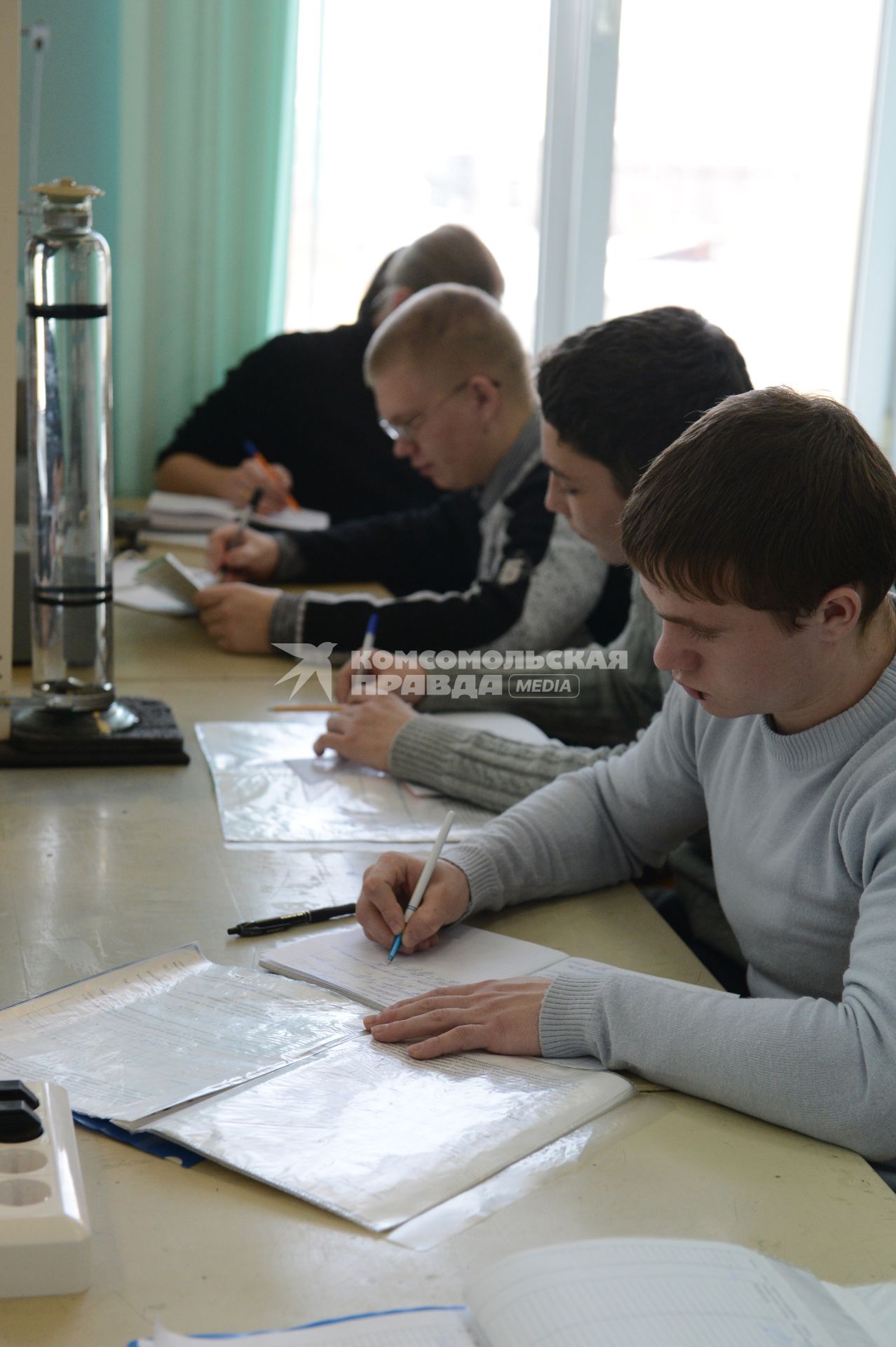 Оренбургский государственный университет. На снимке: студенты во время лекции.