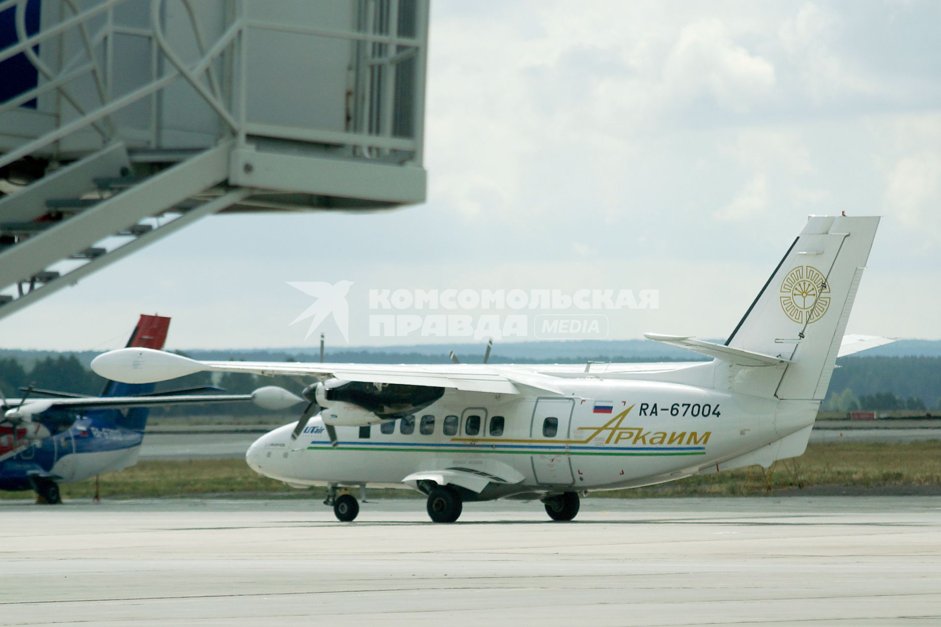 Чешский самоелт Let L-410UVP-E20 Turbolet авиакомпании `Аркаим` на территории аэропорта.