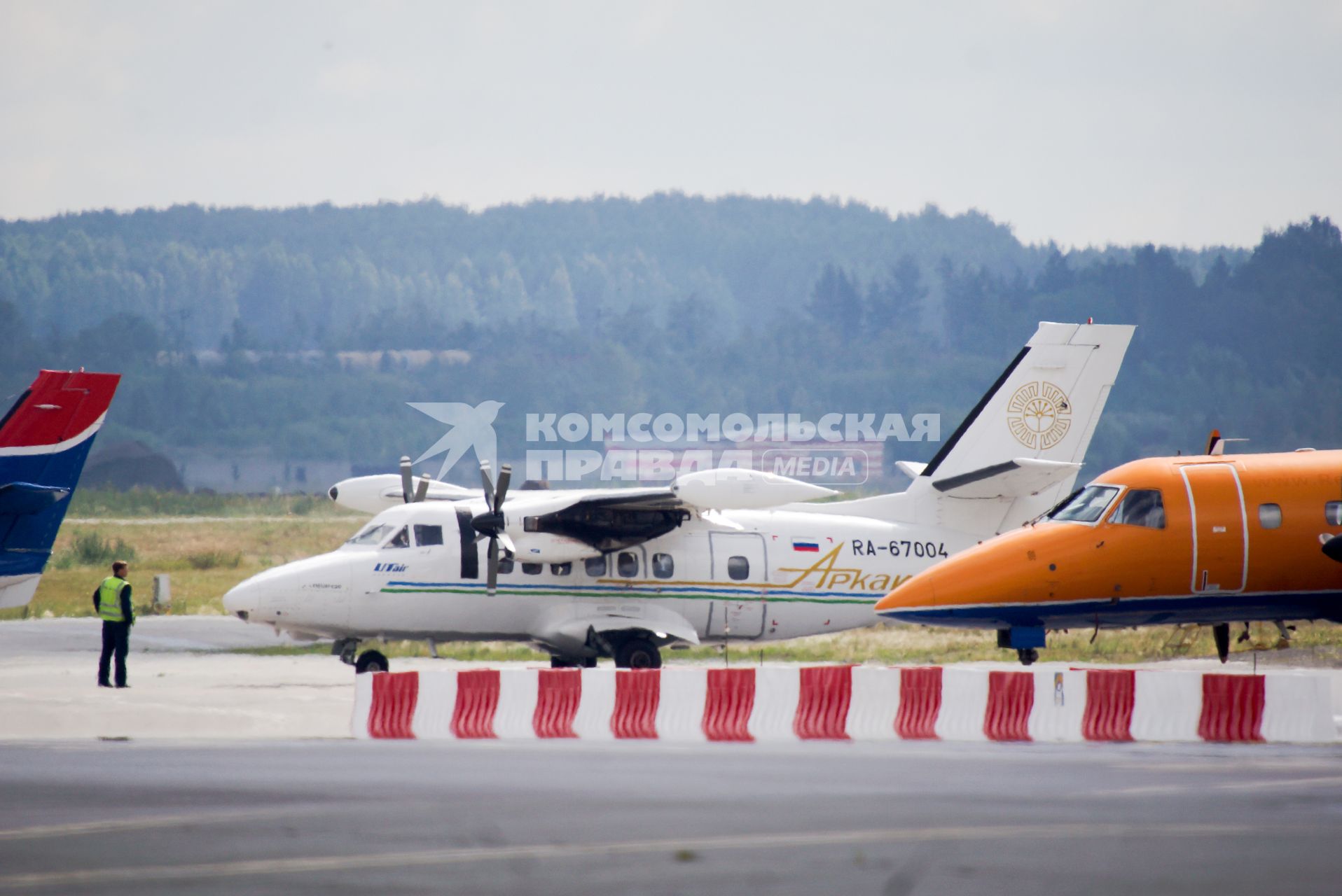 Чешский самоелт Let L-410UVP-E20 Turbolet авиакомпании `Аркаим` на территории аэропорта.