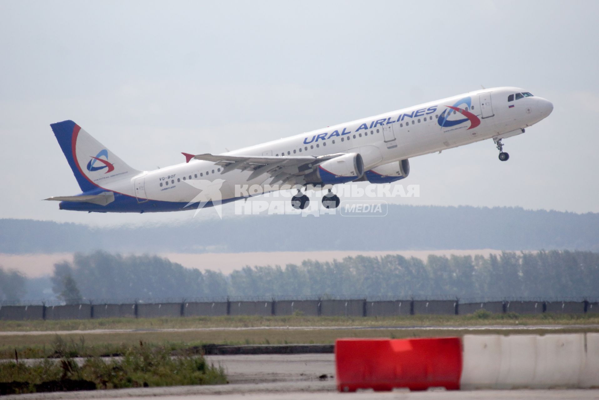 Airbus A321 VQ-BOF авиакомпании `Ural Airlines Уральские авиалинии` на взлете.