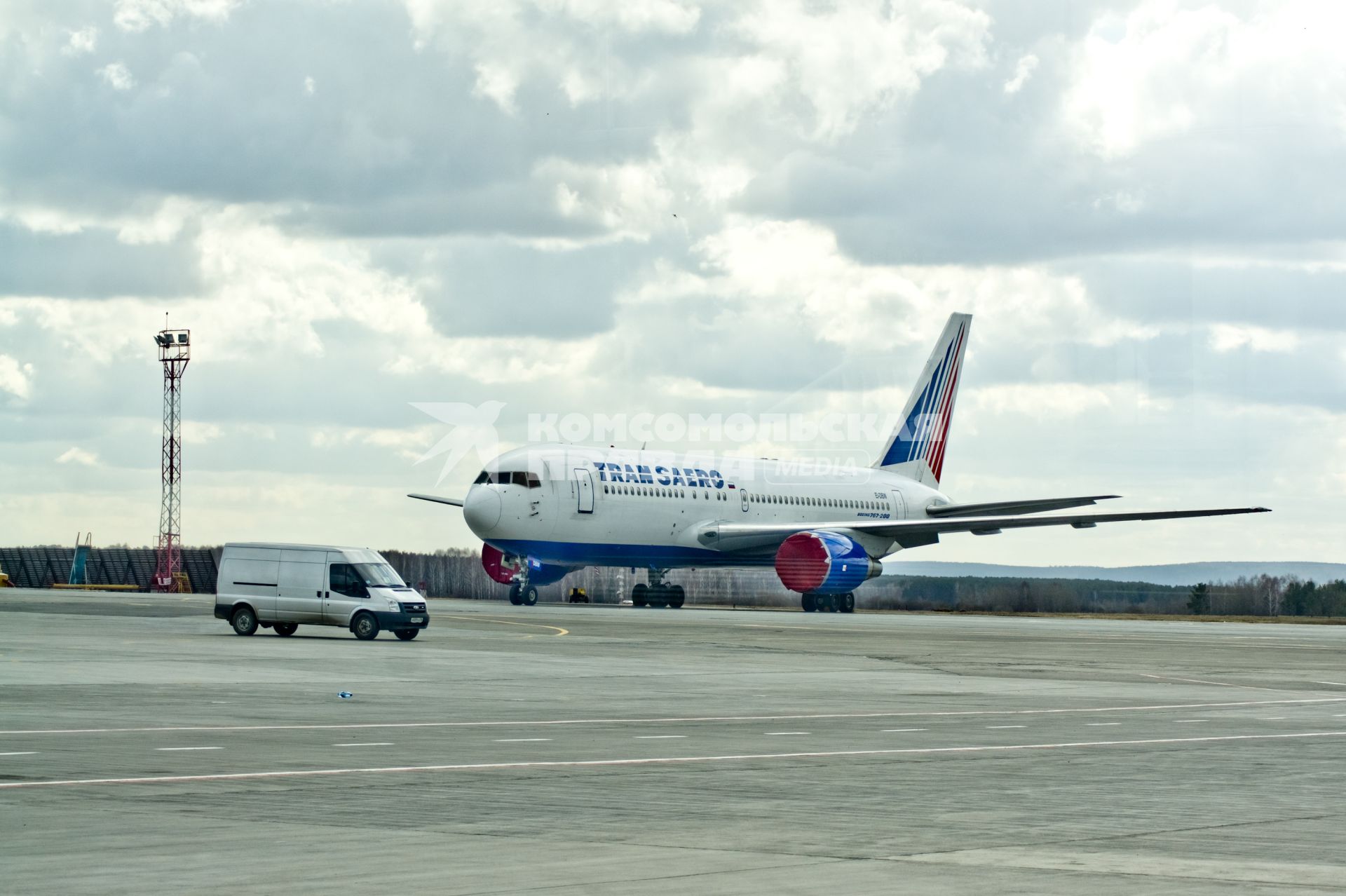 Самолет Boeing 767-200 авиакомпании `TransAero` на взлетной полосе.