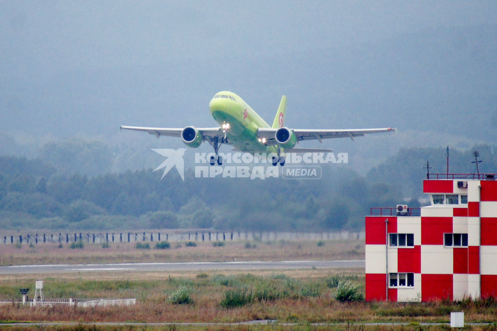 Самолет Airbus A319-114 авиакомпании `S7` на взлете.