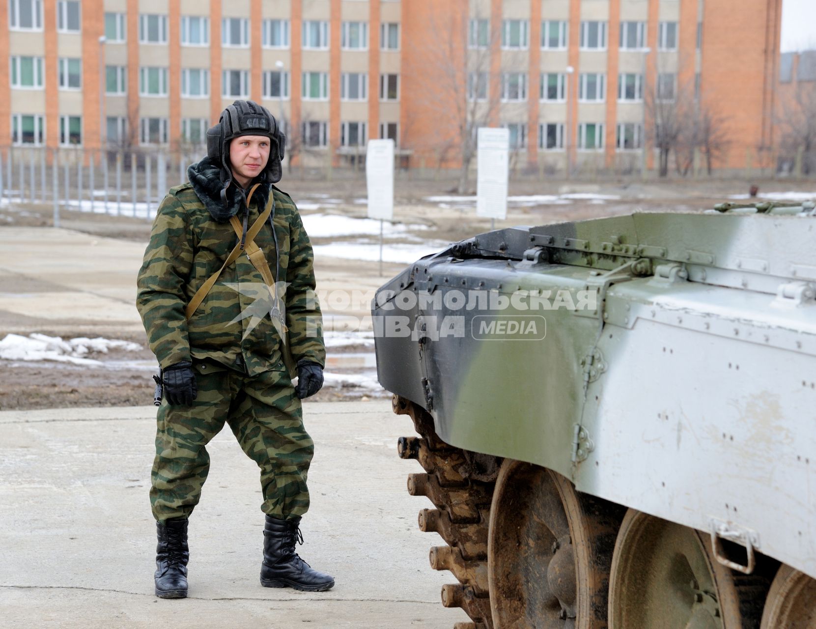 15 февраля 2013. Волгоград.  Солдаты батальона РХБЗ отрабатывают действия экипажа тяжелой огнеметной системы \" Буратино \", как на самой боевой машине, так и на ее компьютерном тренажере, который поступил на вооружение батальона.