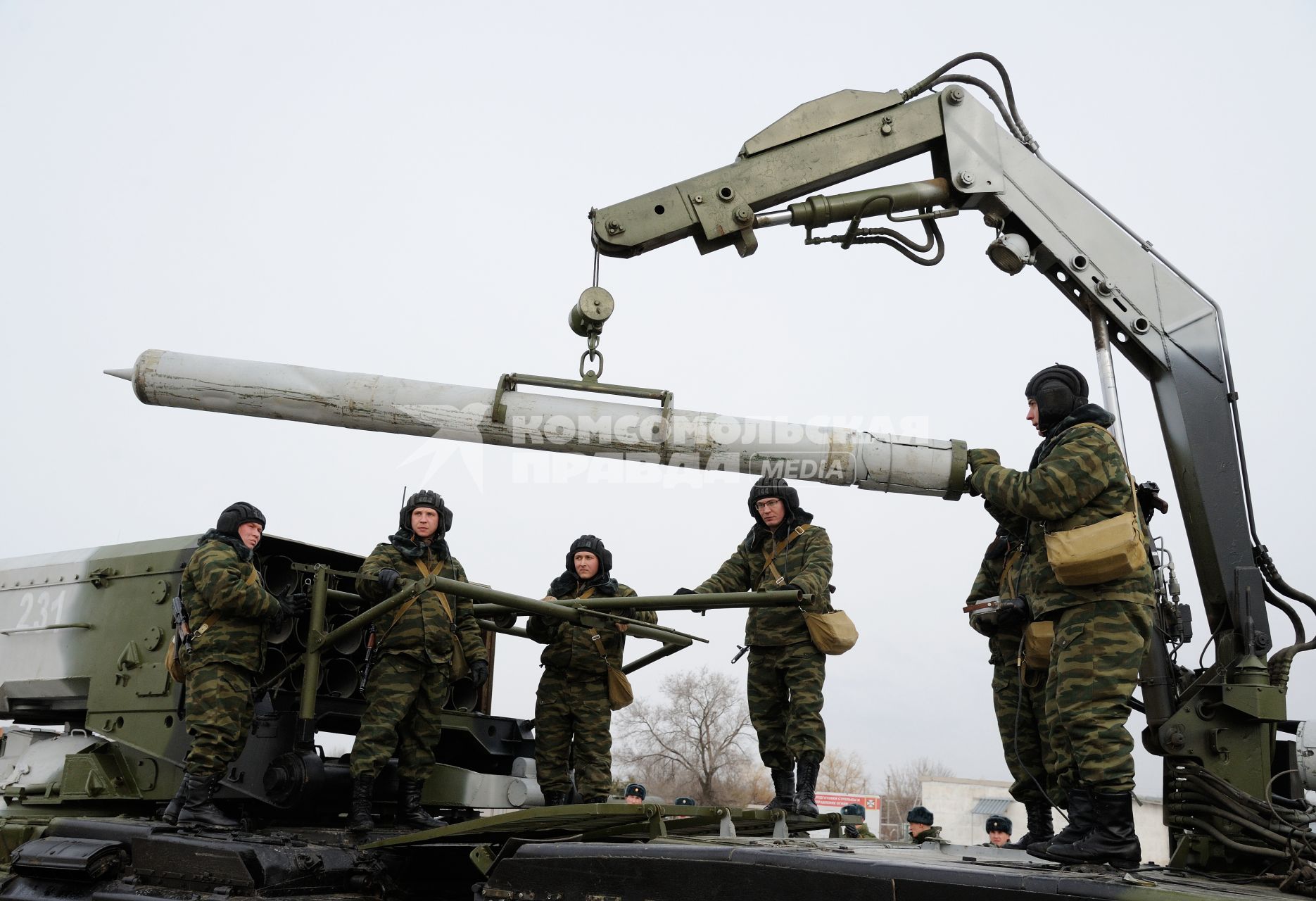 15 февраля 2013. Волгоград.  Солдаты батальона РХБЗ отрабатывают действия экипажа тяжелой огнеметной системы \" Буратино \", как на самой боевой машине, так и на ее компьютерном тренажере, который поступил на вооружение батальона.