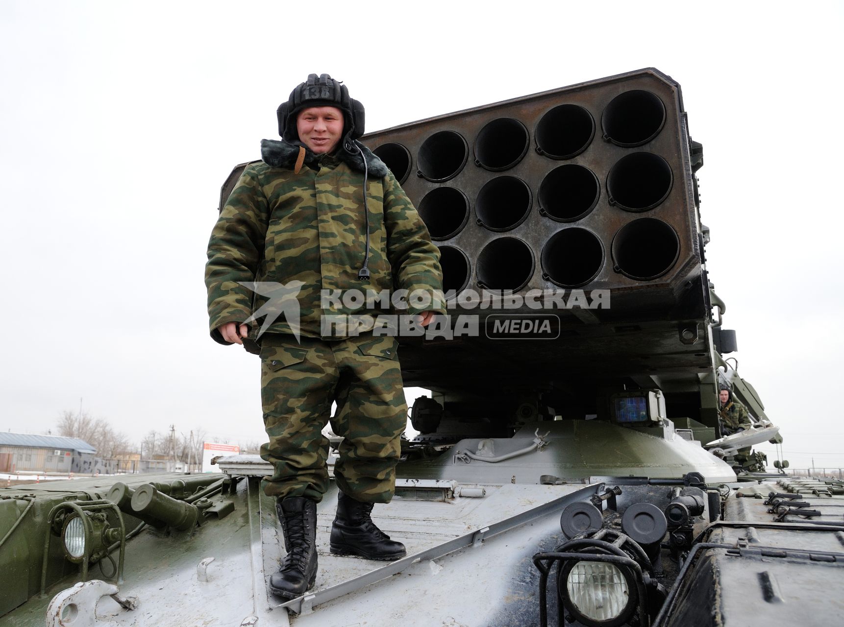 15 февраля 2013. Волгоград.  Солдаты батальона РХБЗ отрабатывают действия экипажа тяжелой огнеметной системы \" Буратино \", как на самой боевой машине, так и на ее компьютерном тренажере, который поступил на вооружение батальона.