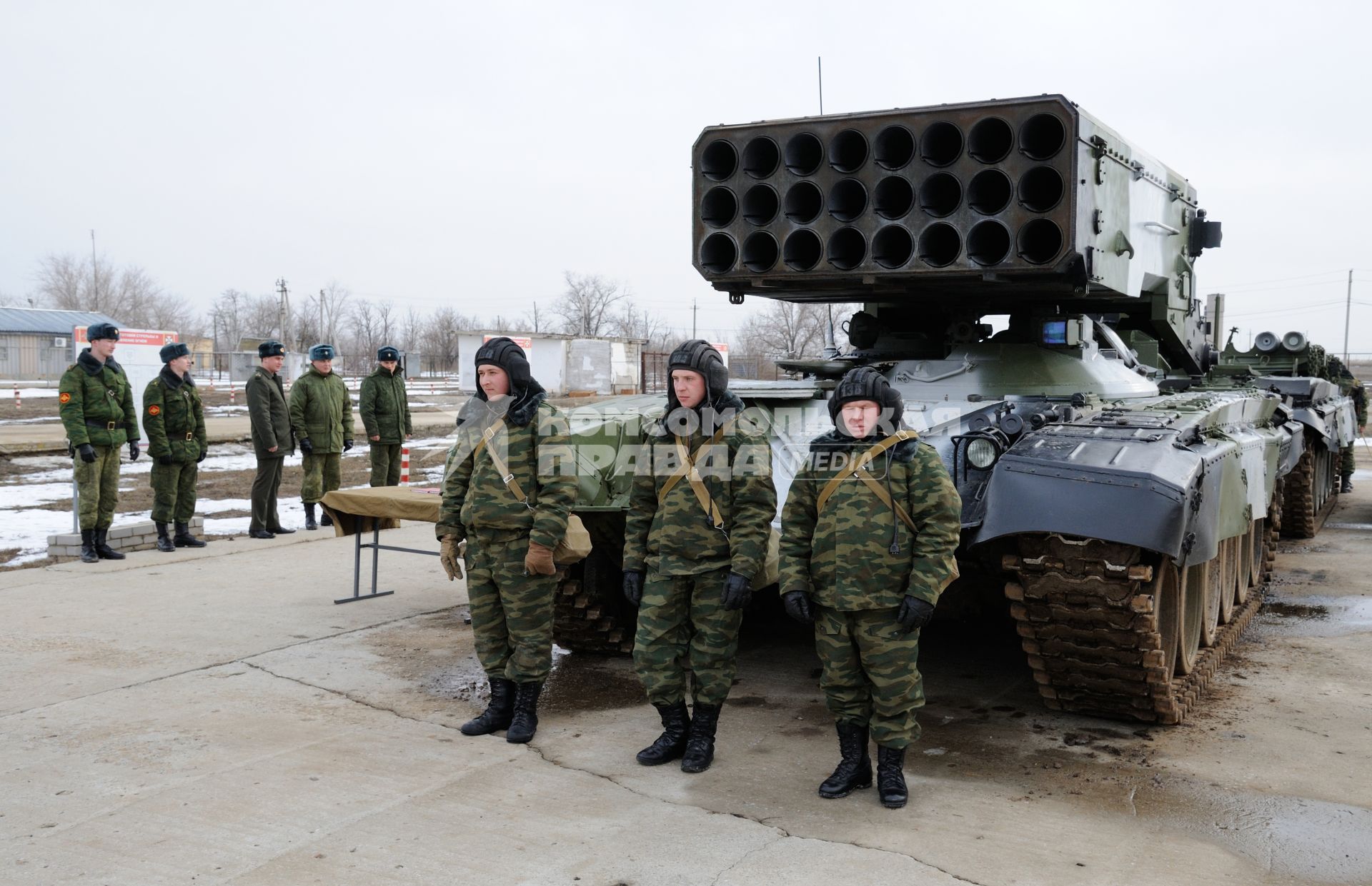 15 февраля 2013. Волгоград.  Солдаты батальона РХБЗ отрабатывают действия экипажа тяжелой огнеметной системы \" Буратино \", как на самой боевой машине, так и на ее компьютерном тренажере, который поступил на вооружение батальона.