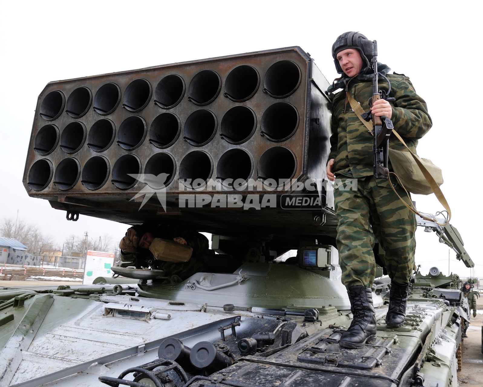 15 февраля 2013. Волгоград.  Солдаты батальона РХБЗ отрабатывают действия экипажа тяжелой огнеметной системы \" Буратино \", как на самой боевой машине, так и на ее компьютерном тренажере, который поступил на вооружение батальона.