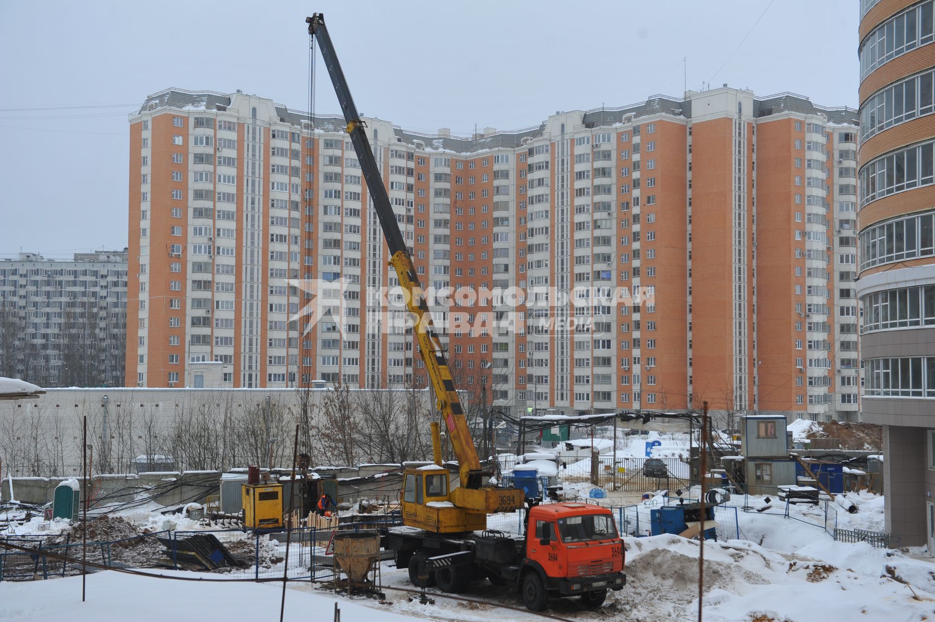 Царицыно.Строительство нового микрорайона. На снимке: автокран.