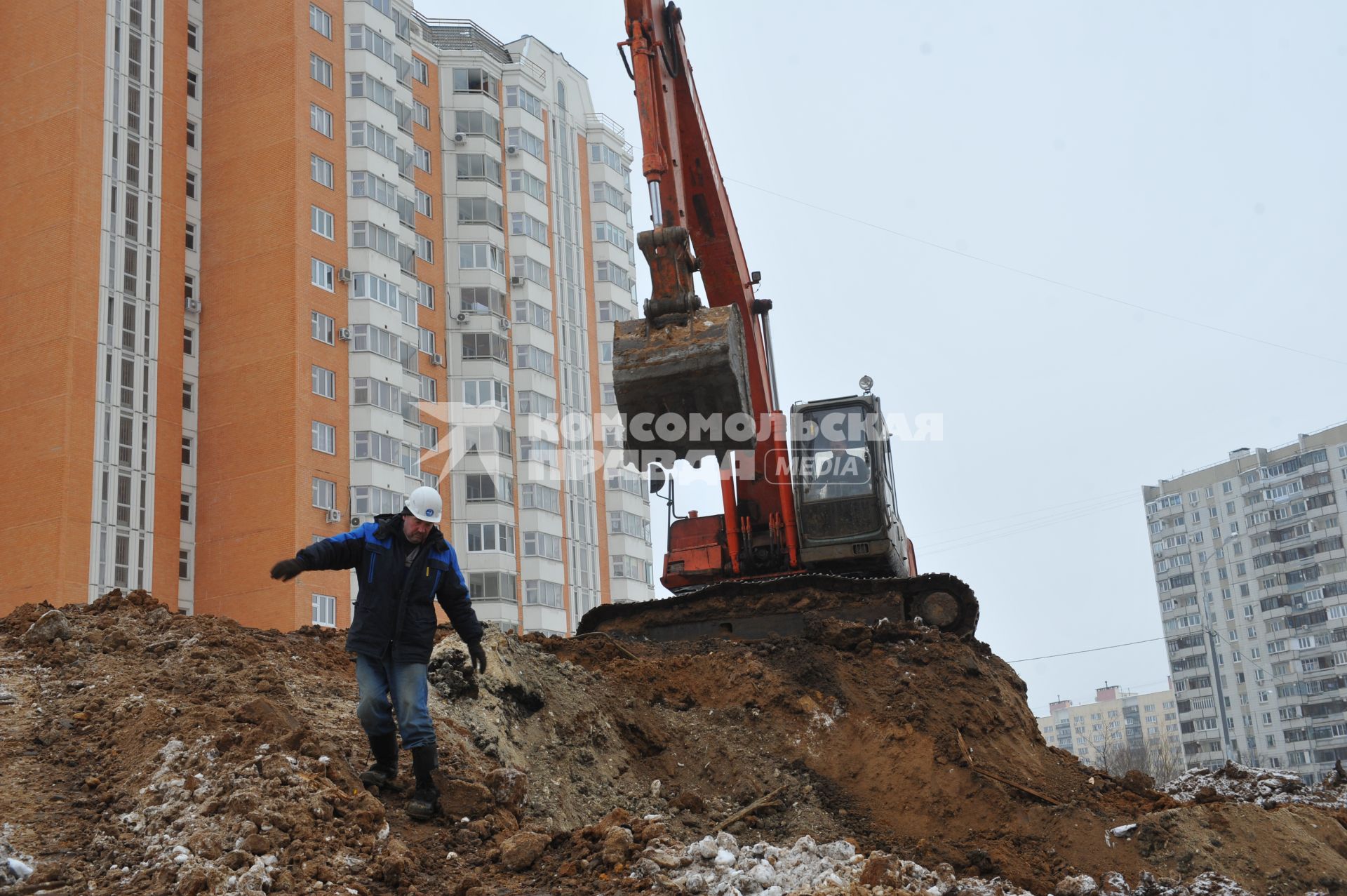 Царицыно.Строительство нового микрорайона. На снимке: экскаватор и строитель