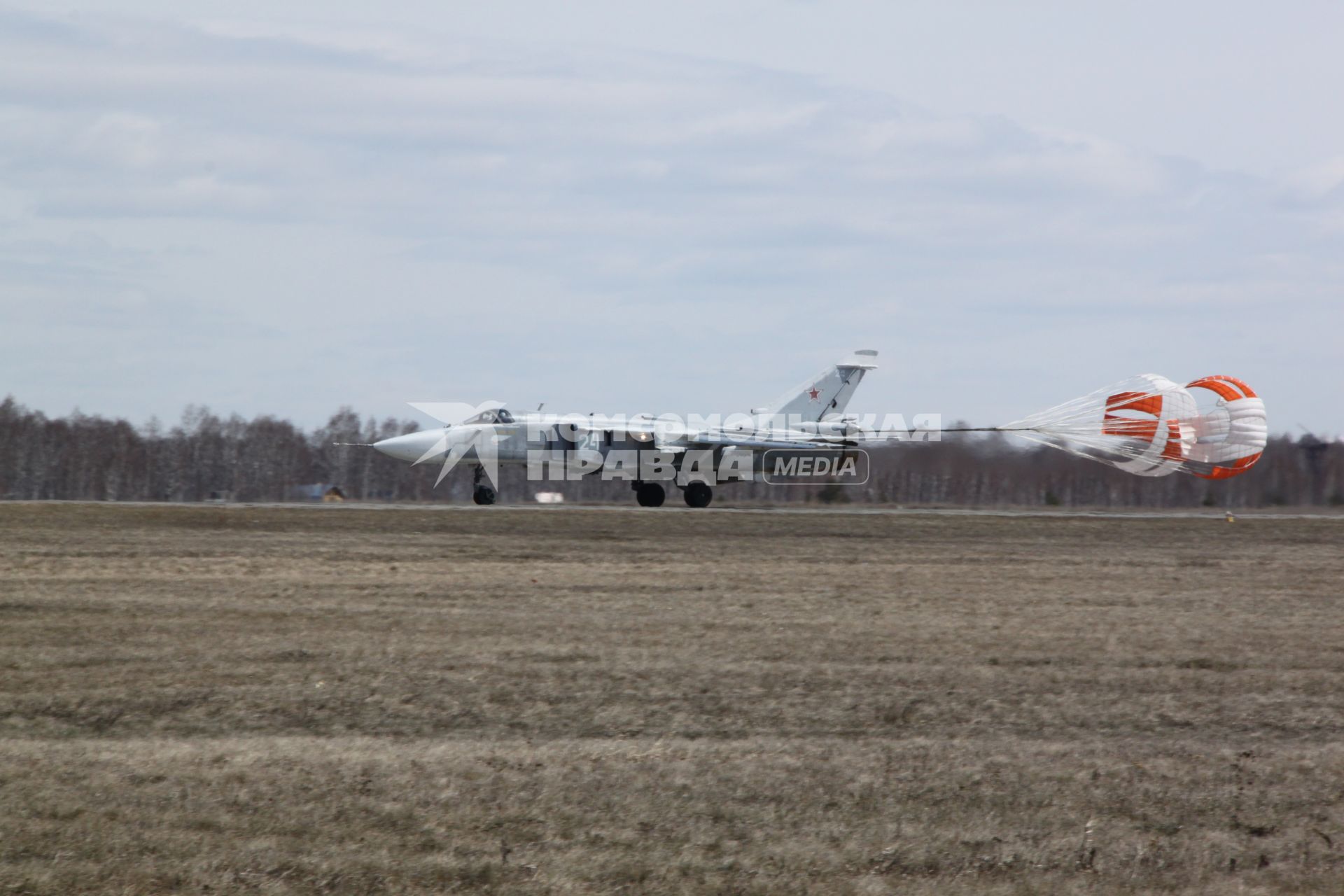 Самолет СУ-24М совершает посадку с применением парашютно-тормозной системы.