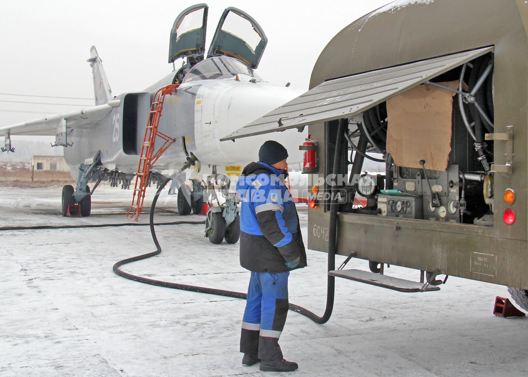 Заправка фронтового бомбардировщика СУ-24М.