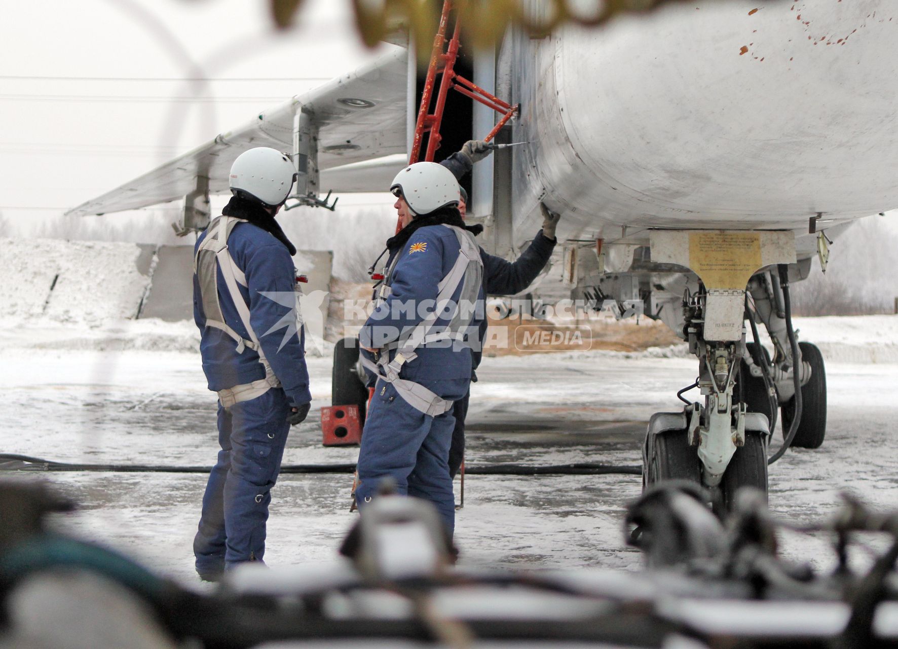 Пилоты фронтового бомбардировщика СУ-24М разговаривают рядом с самолетом.