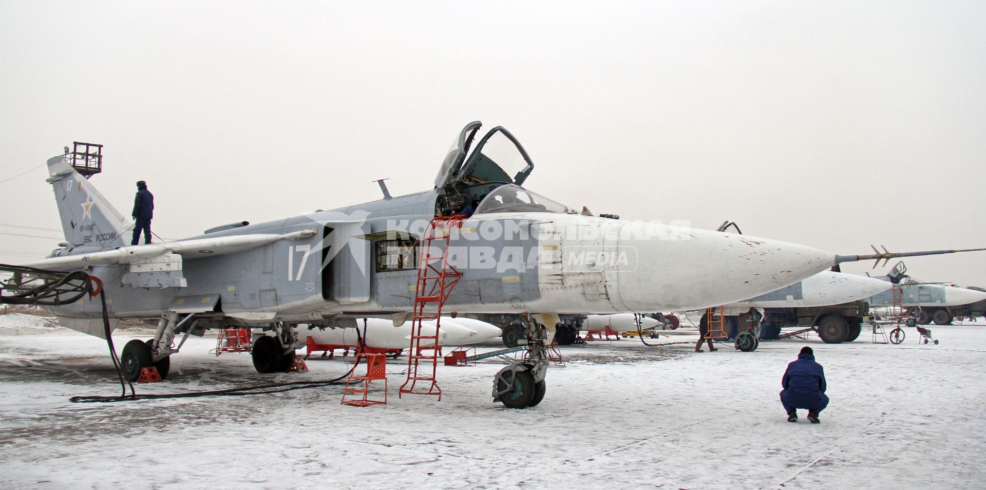 Техническое обслуживание военного фронтового бомбардировщика СУ-24М.