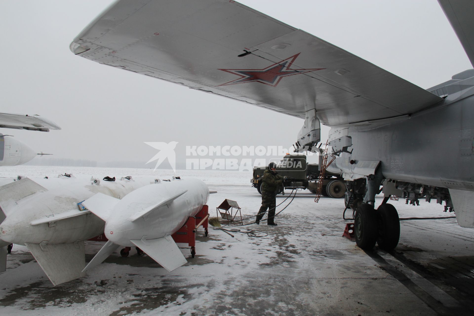 Подготовка военного бомбардировщика СУ-24М к вылету.