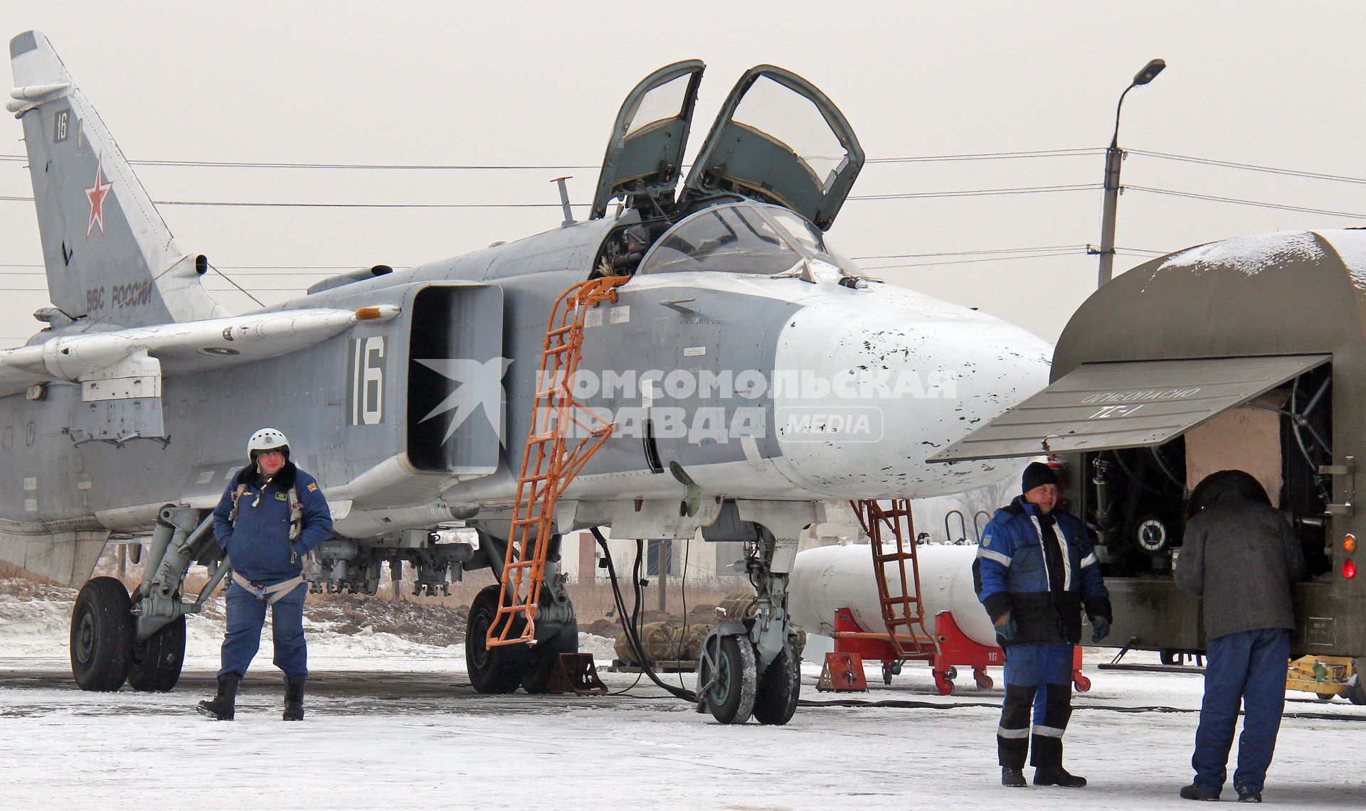 Заправка фронтового бомбардировщика СУ-24М.