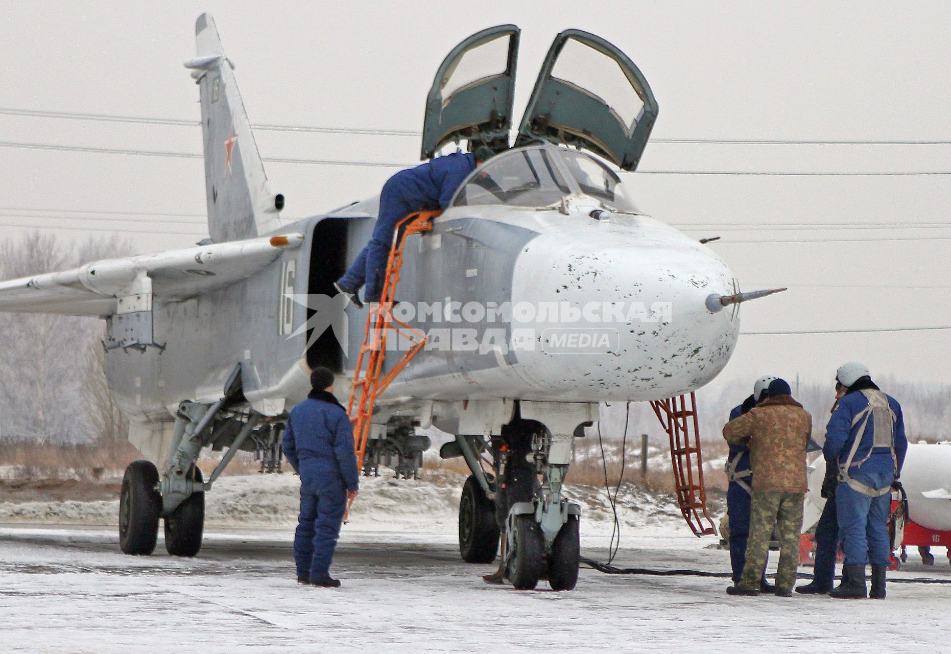 Обслуживание военного фронтового бомбардировщика СУ-24М.