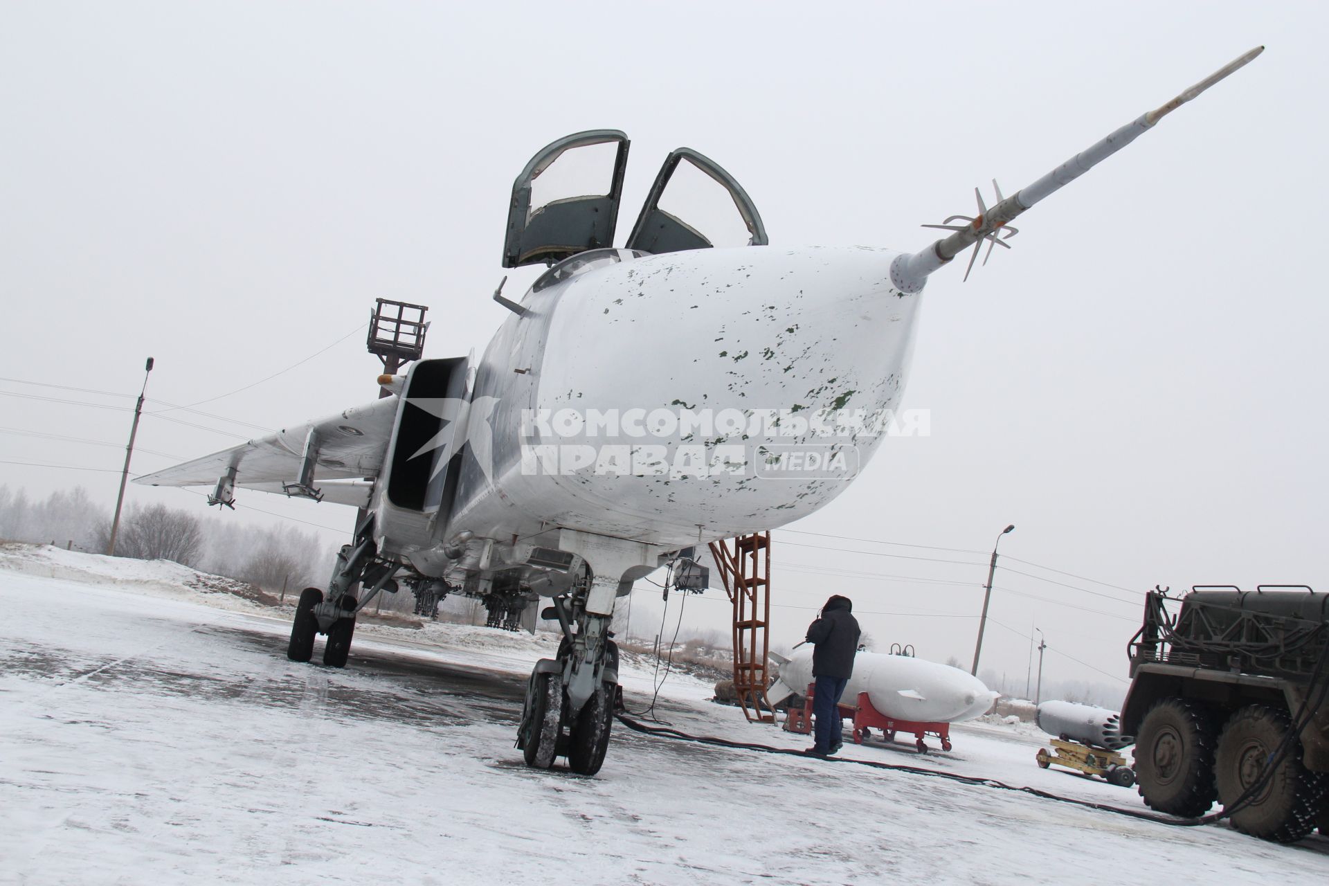 Военный самолет фронтовой бомбардировщик СУ-24М.