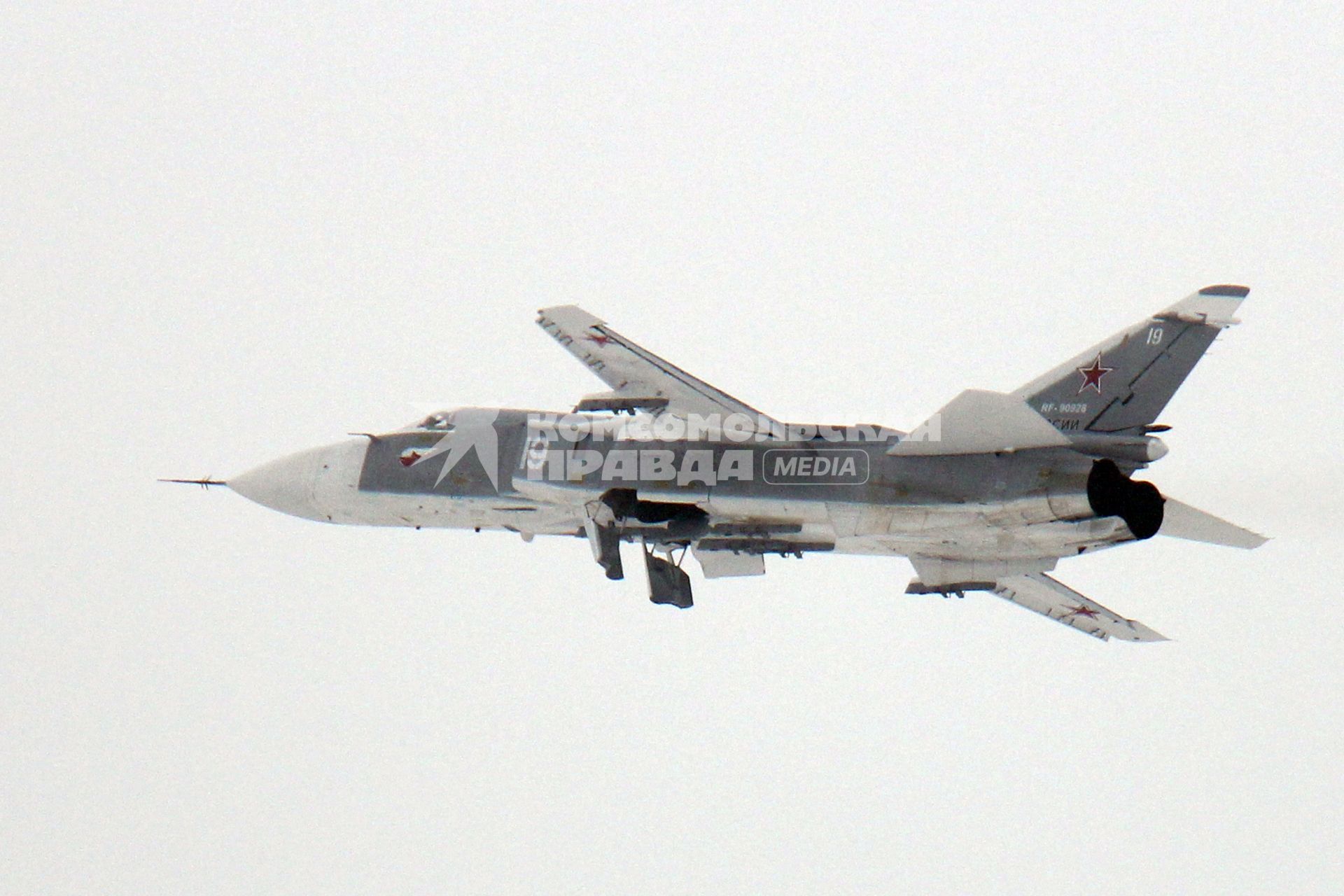 Полет военного самолета фронтового бомбардировщика СУ-24М.