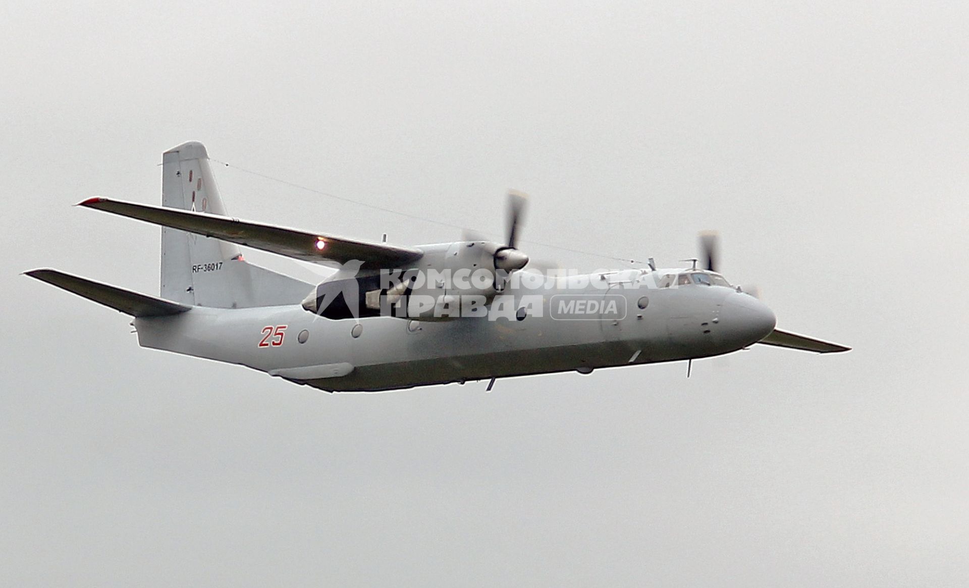 Военно-транспортный самолет АН-26КПА ВВС России.